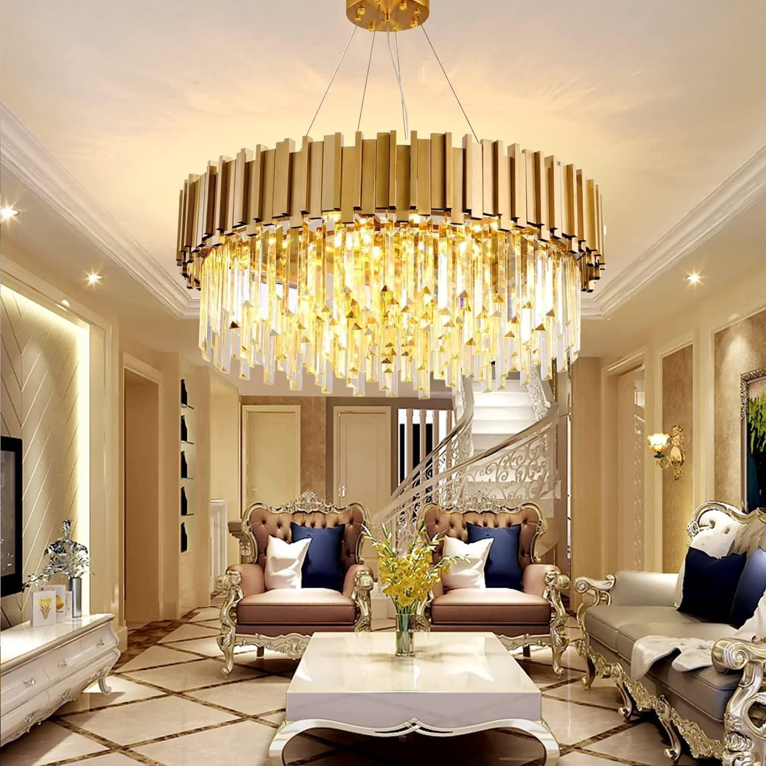 Luxuriöser Kronleuchter in einem elegant eingerichteten Wohnzimmer.