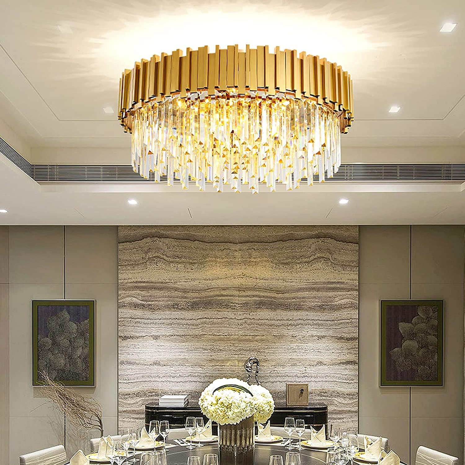 Luxuriöses Esszimmer mit Gold- und Kristalluster, gedecktem Tisch und strukturierter Steinwand.