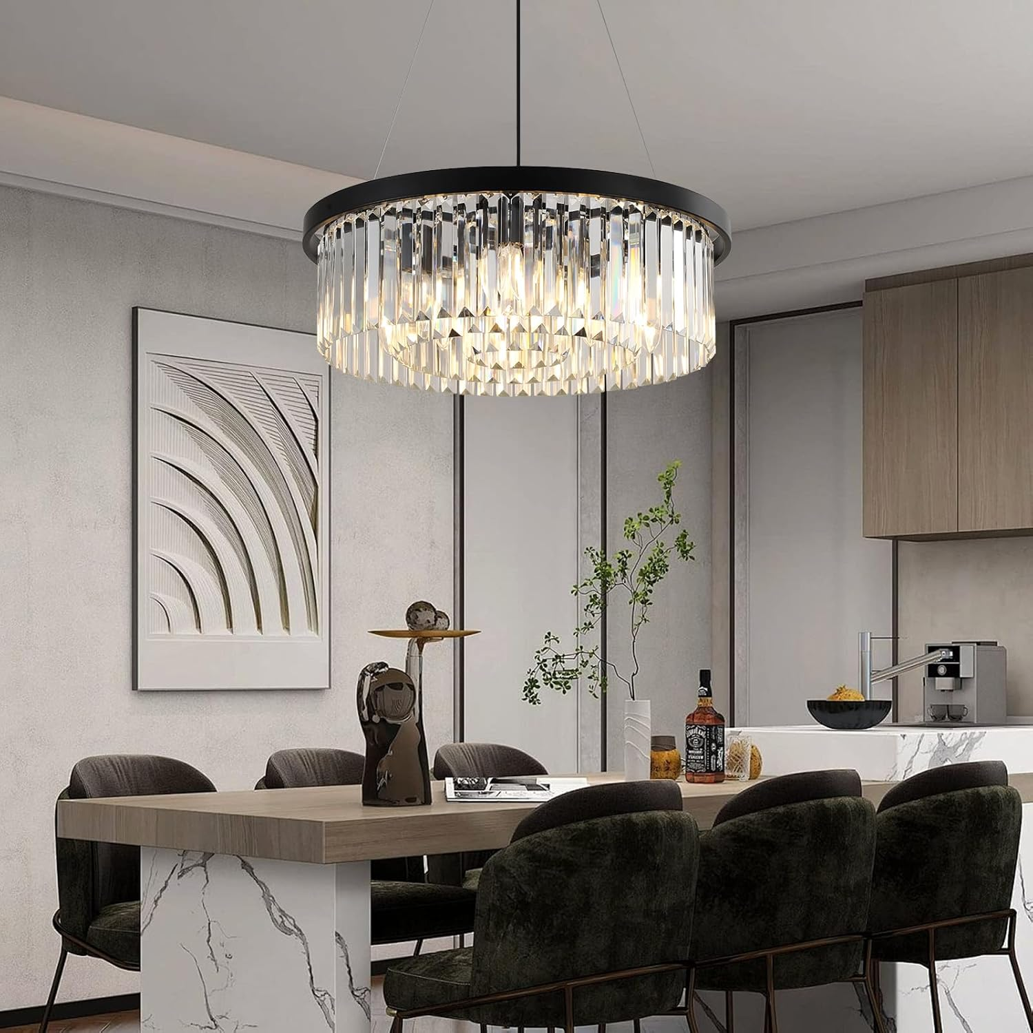 Ein moderner Kristall-Kronleuchter hängt über einem Marmor-Esstisch in einem modernen Esszimmer.