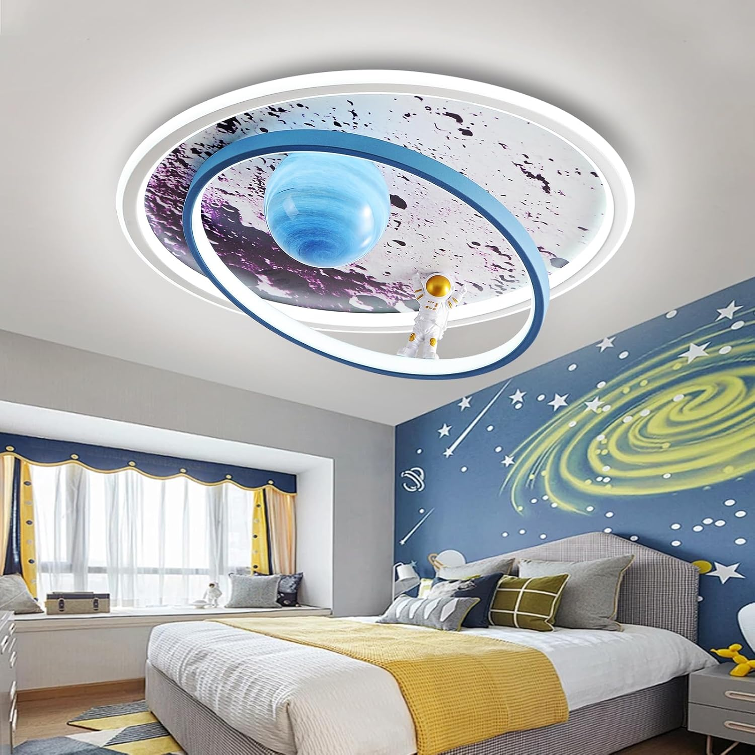 Kinderzimmer mit Weltraum-Deckenleuchte, Bett und Wandmalerei.