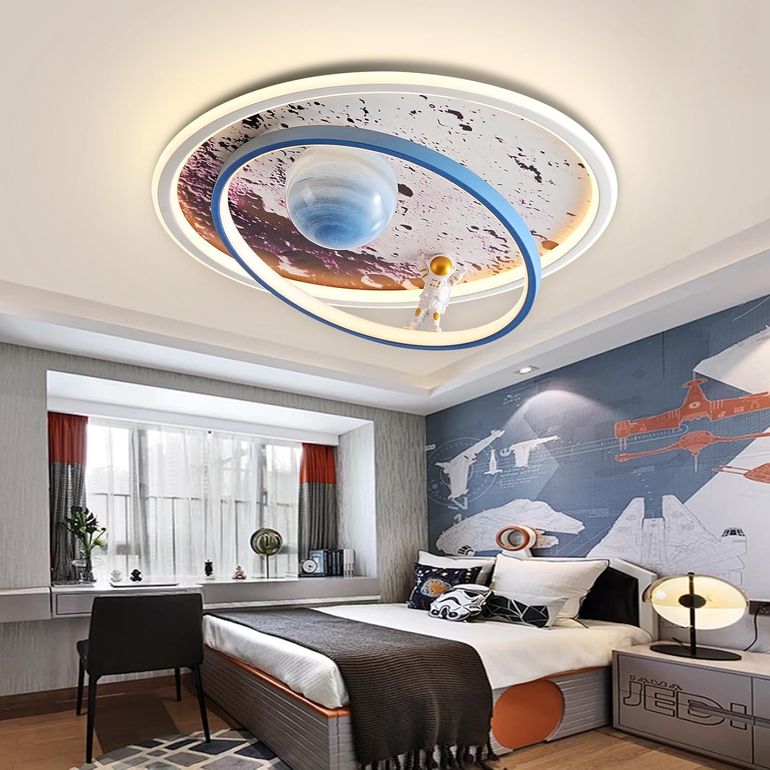 Ein Kinderzimmer mit Weltraum-Thema, Bett, Schreibtisch und einer Deckenlampe mit Mond- und Astronauten-Motiv.
