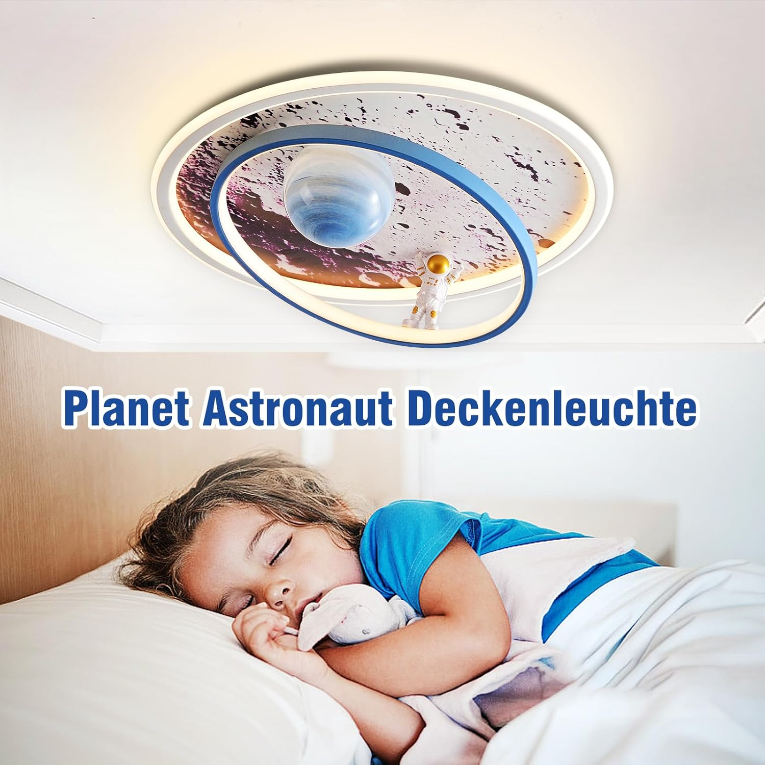 Ein Kind schläft friedlich unter einer Deckenleuchte im Weltraum-Design mit Planet und Astronaut.
