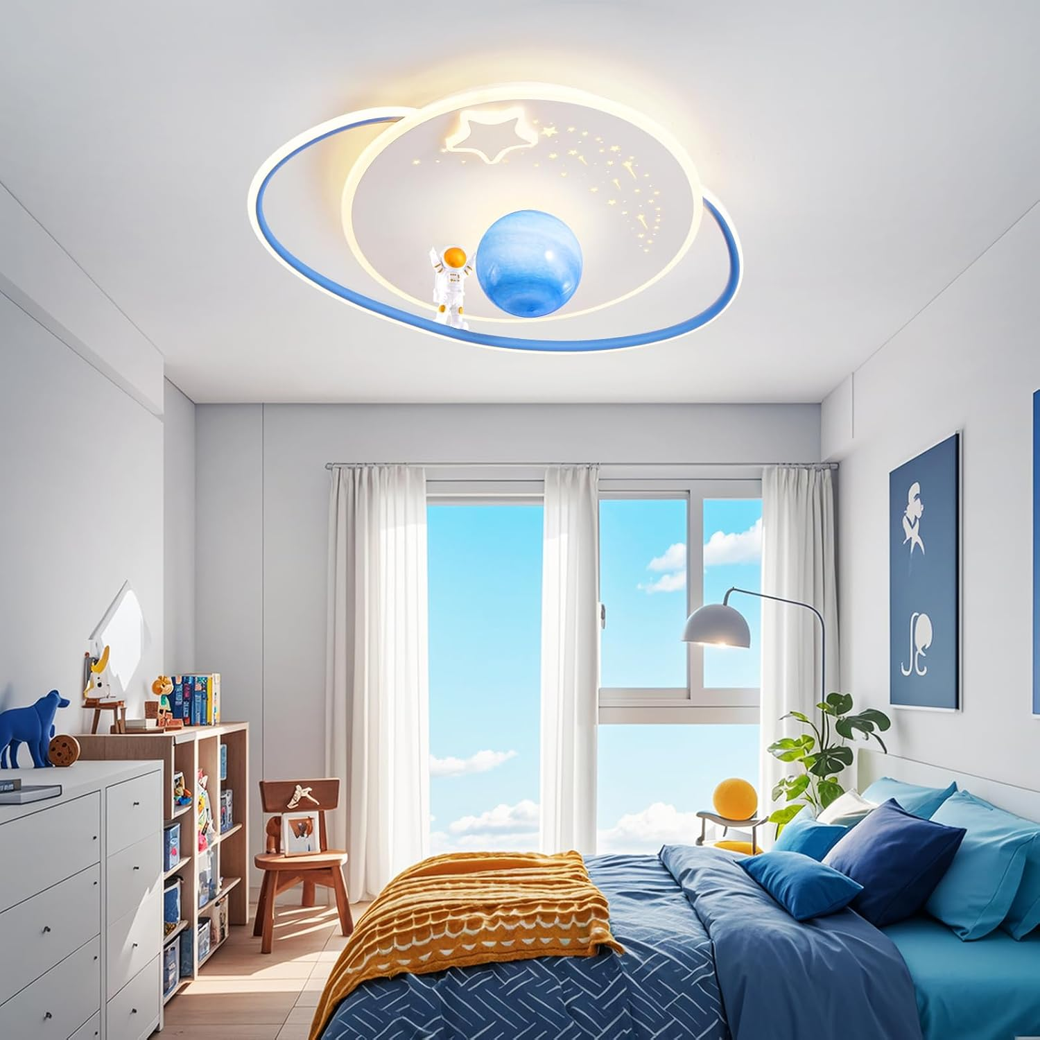 Ein Kinderzimmer mit blauen und gelben Akzenten, einer runden Deckenlampe in Planetenform und einem großen Fenster.