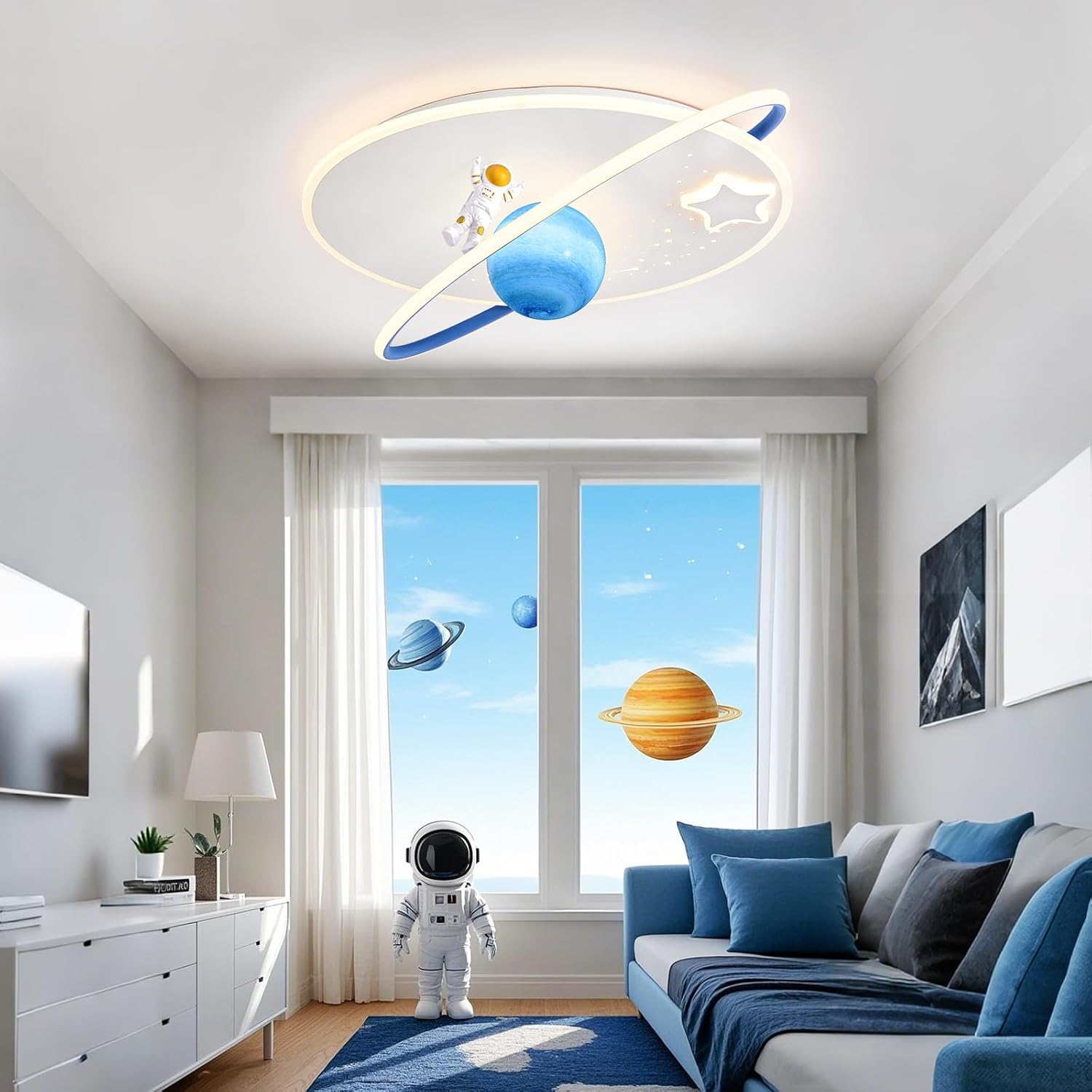 Wohnzimmer im Weltraum-Design mit Planeten-Deckenleuchte, Astronautenfigur und Blick auf Planeten.