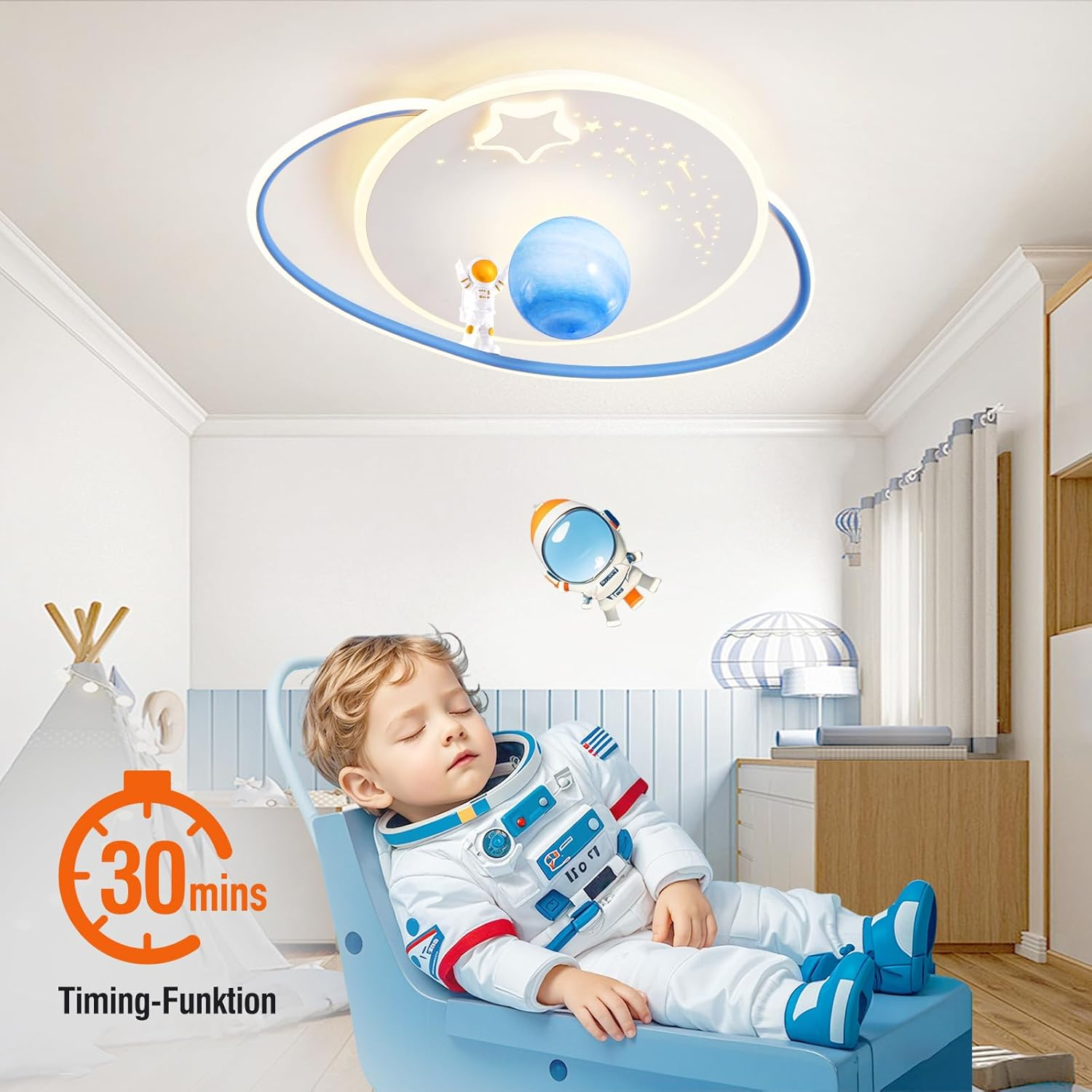 Ein Kind im Astronautenanzug schläft in einem blauen Stuhl unter einer Deckenlampe im Planetendesign.