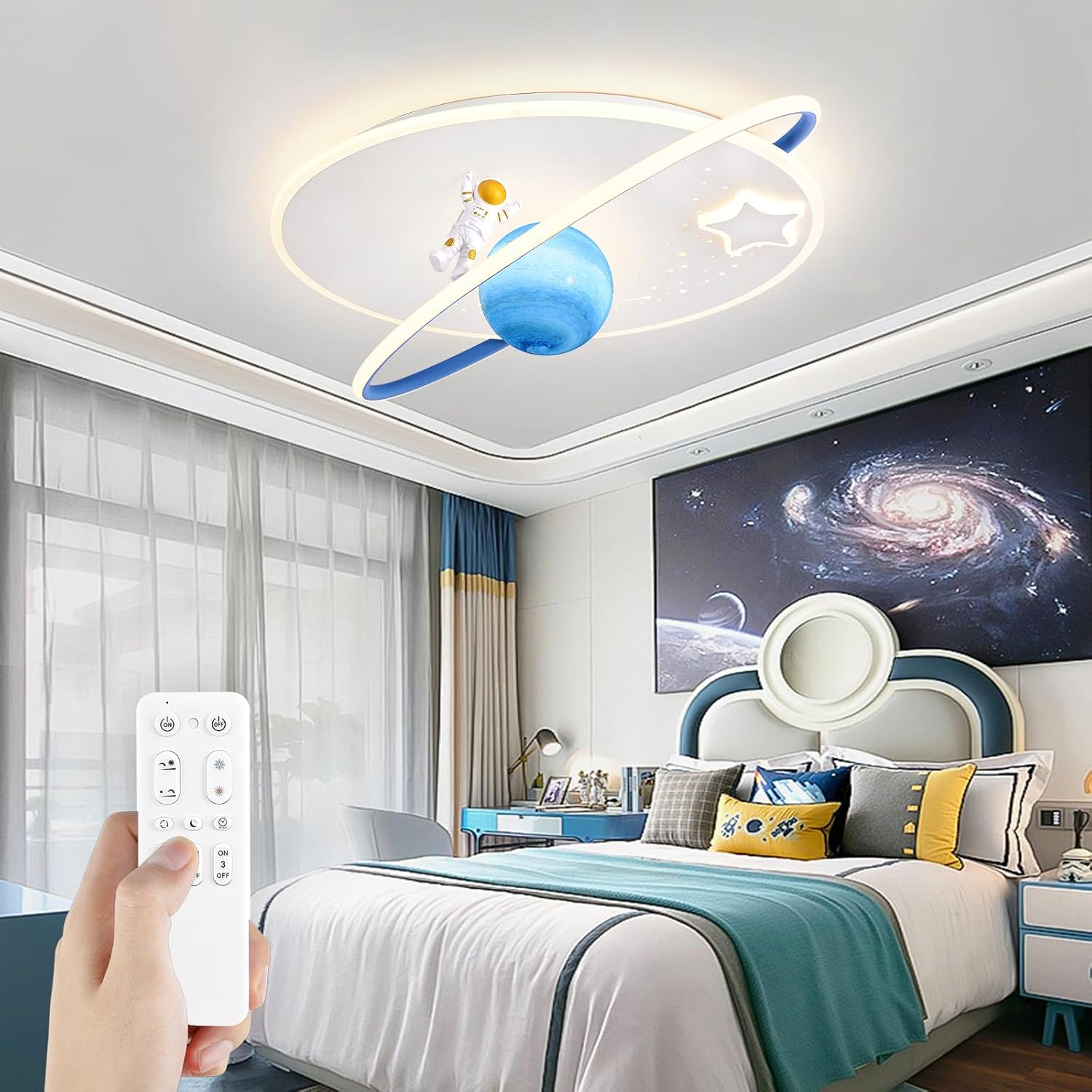 Ein Kinderzimmer mit Weltraumdekor, Planetendeckenleuchte und einer Hand, die eine Fernbedienung hält.