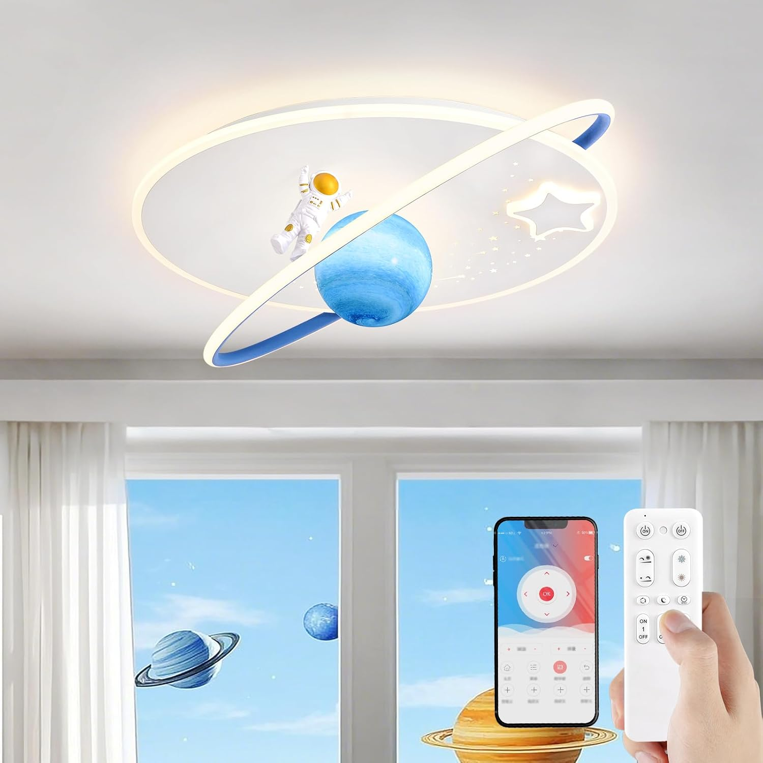 Planeten-Deckenleuchte mit Astronaut und Stern, steuerbar per App und Fernbedienung vor hellem Fenster.