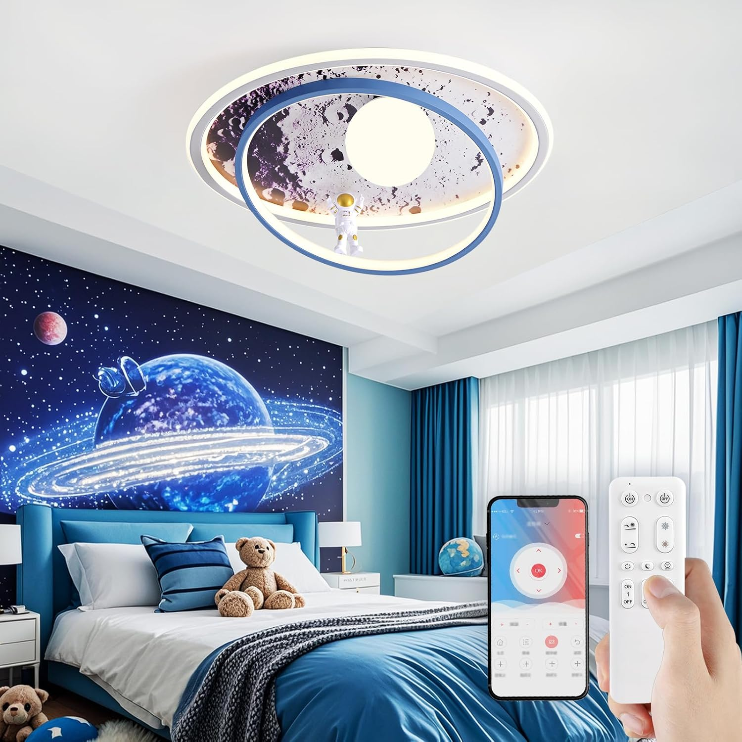 Ein raumthematisches Schlafzimmer mit Bett, Weltraumwand, Mond-Deckenleuchte und Handfernbedienung.