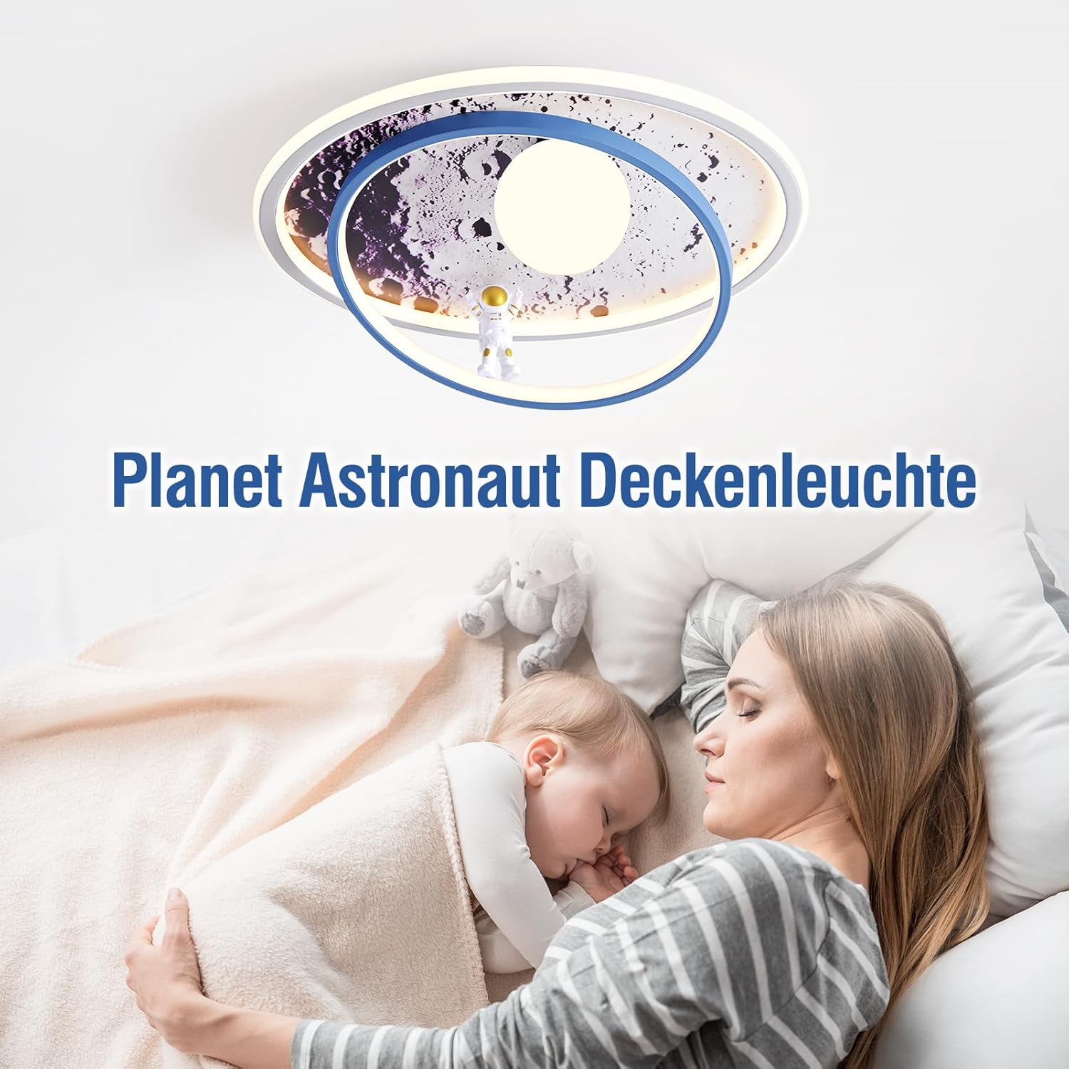 Eine Mutter und ein Baby schlafen unter einer planeten-Deckenleuchte mit Astronaut.