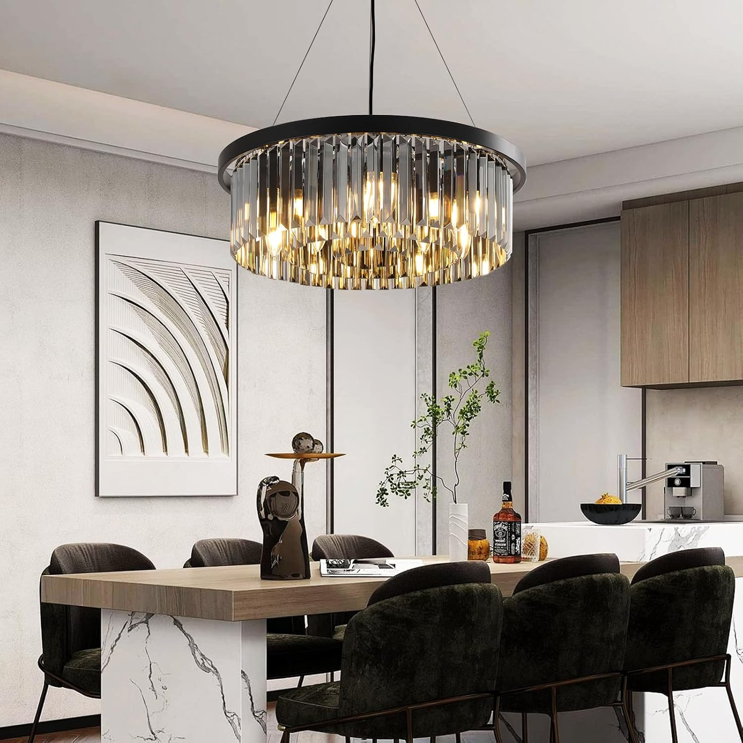 Moderne runde Kristallkronleuchter über einem Marmor-Esstisch in einem hellen Esszimmer.