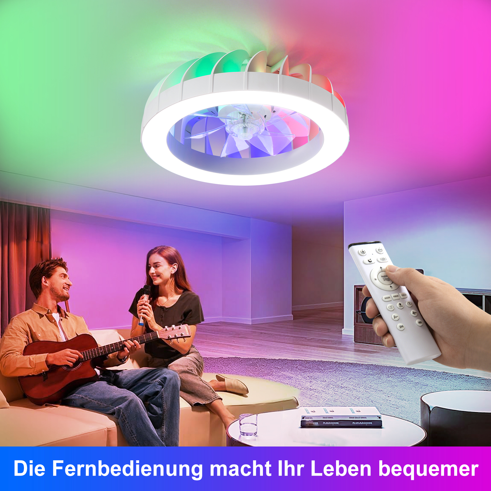 Ein Mann spielt Gitarre, während eine Frau singt, in einem bunt beleuchteten Raum mit Deckenventilator und Fernbedienung.