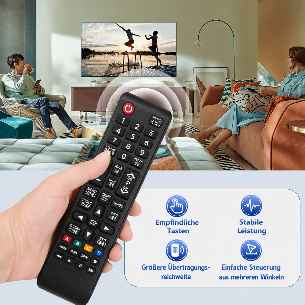Eine Hand hält eine schwarze Fernbedienung vor einem Wohnzimmer mit Fernseher und Personen.