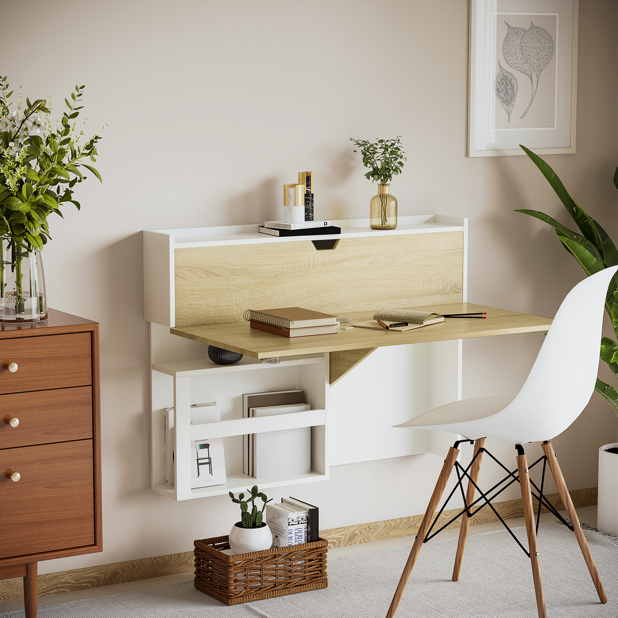 Scrivania a parete con piano in legno, sedia bianca, vasi e piante in una stanza luminosa.