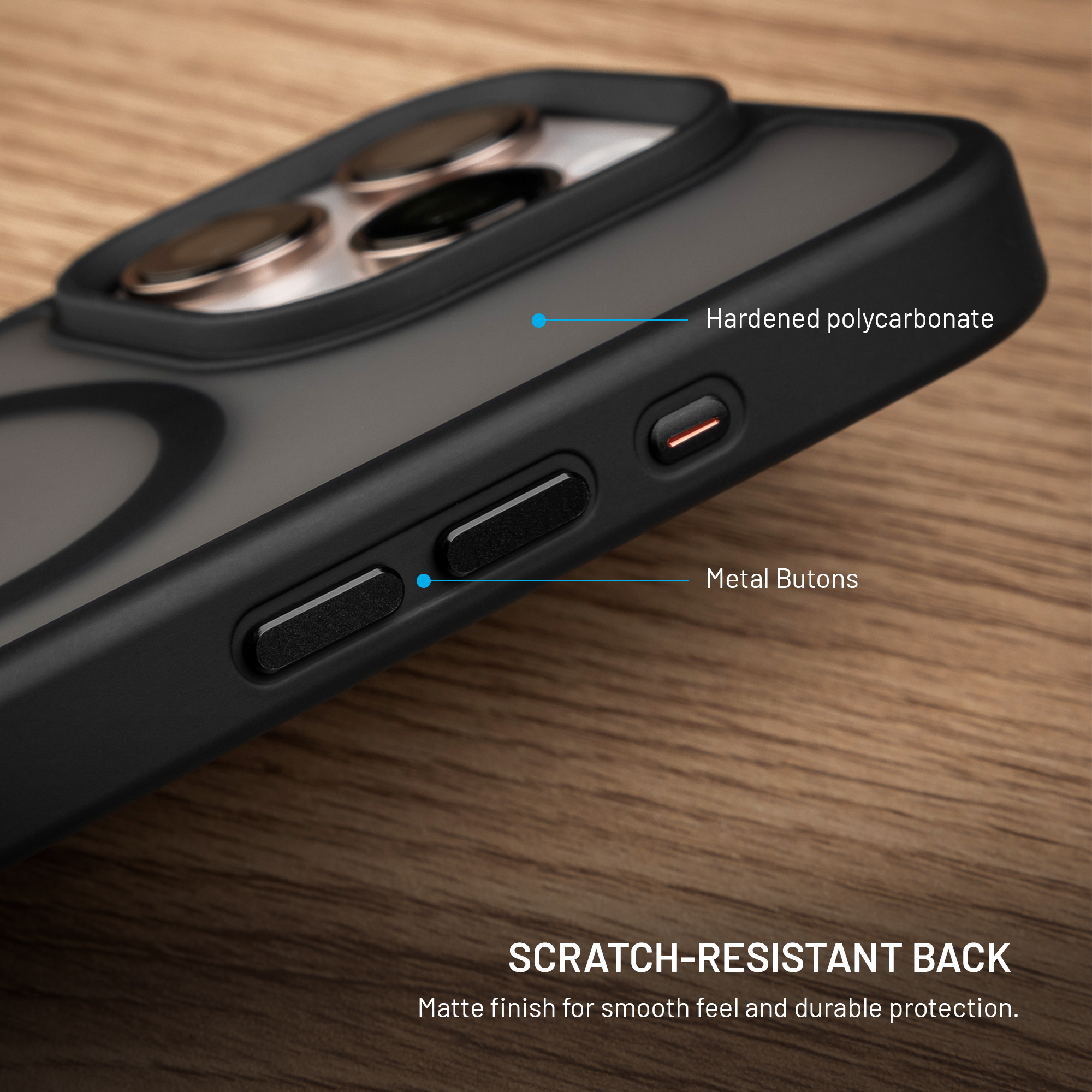 Nahaufnahme einer schwarzen Smartphone-Hülle auf Holz, mit Metalltasten und Polycarbonat-Material.