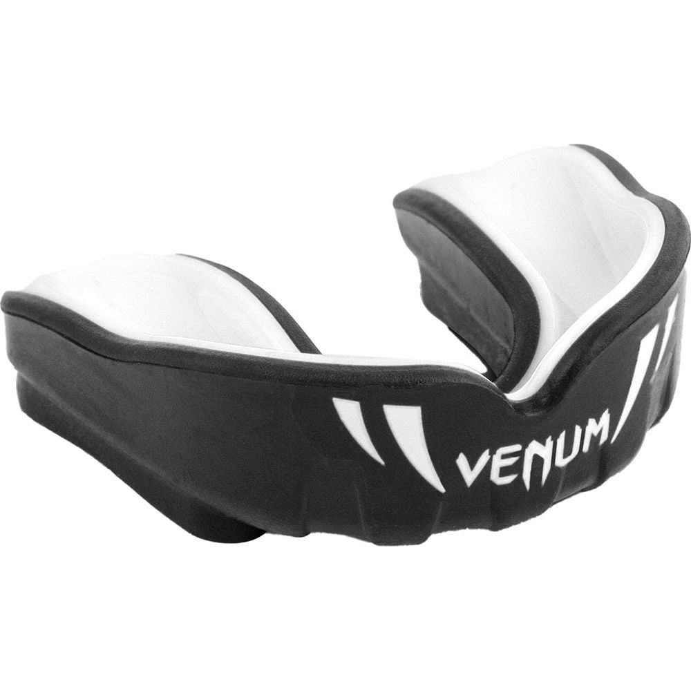 Ein schwarz-weißer Venum-Mandschutz auf weißem Hintergrund.