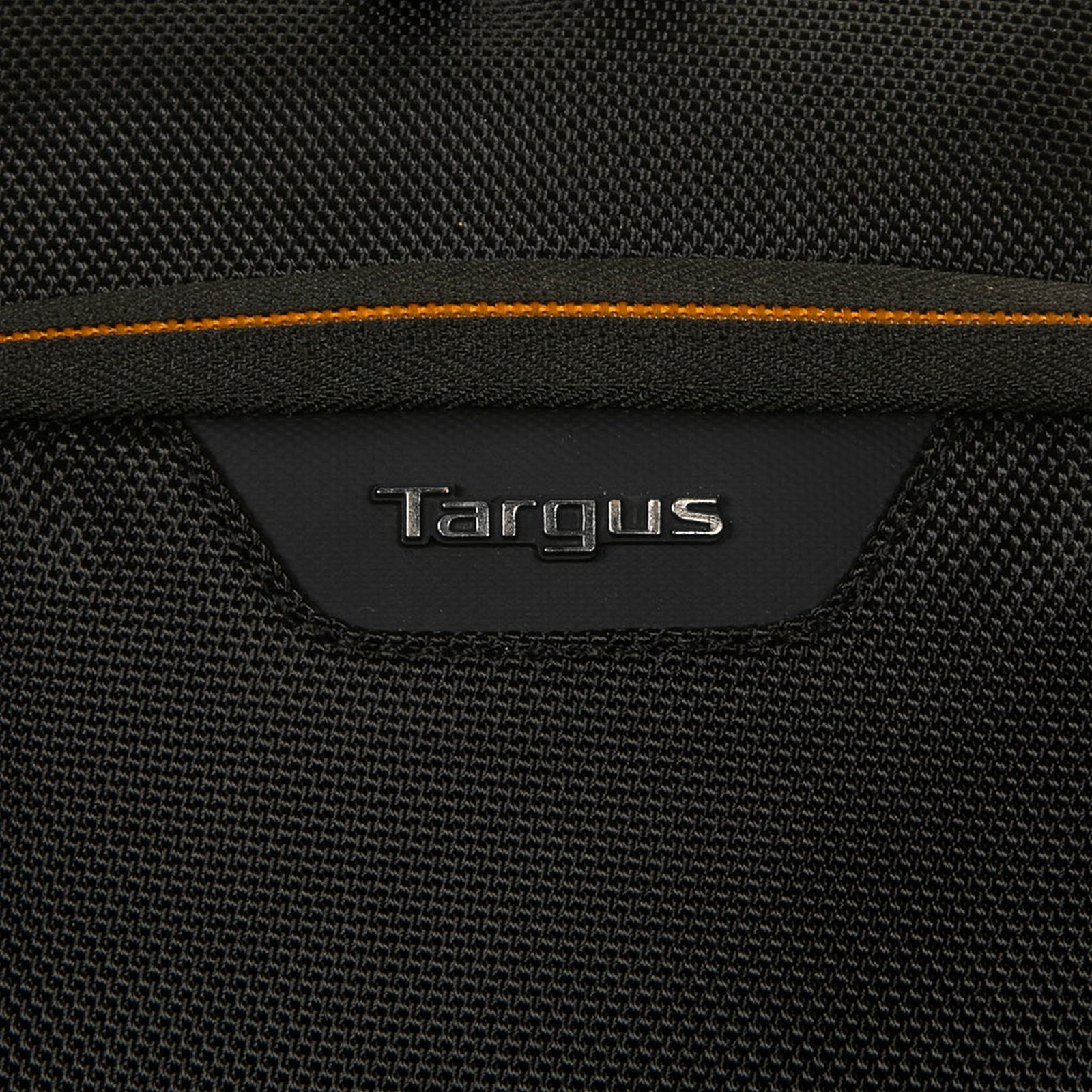 Nahaufnahme eines schwarzen Targus-Rucksacks mit silbernem Logo und orangefarbenem Reißverschluss.