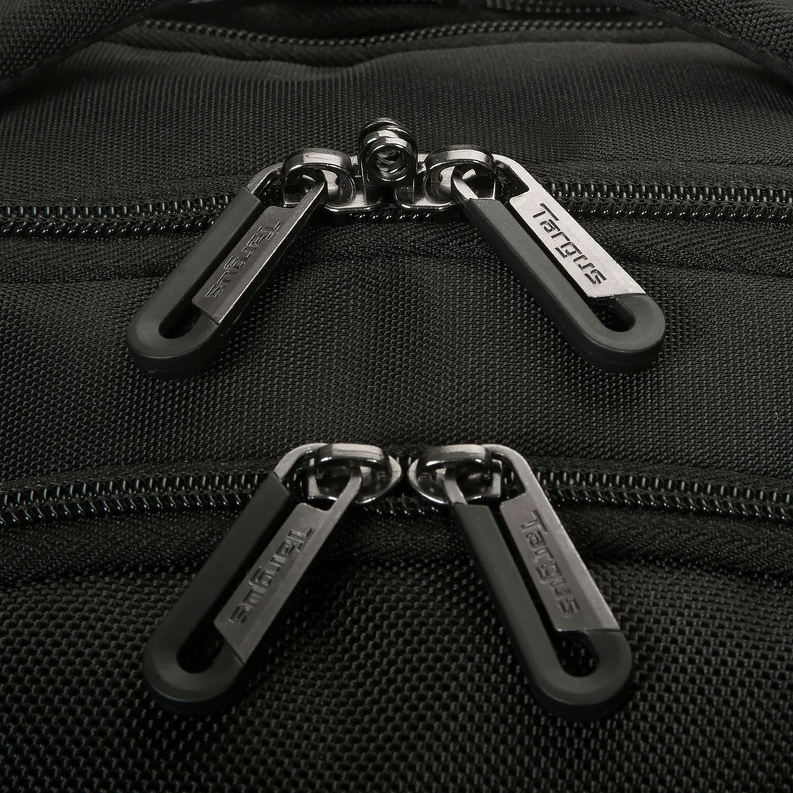 Nahaufnahme von Targus-Reißverschlüssen an einer schwarzen Tasche.