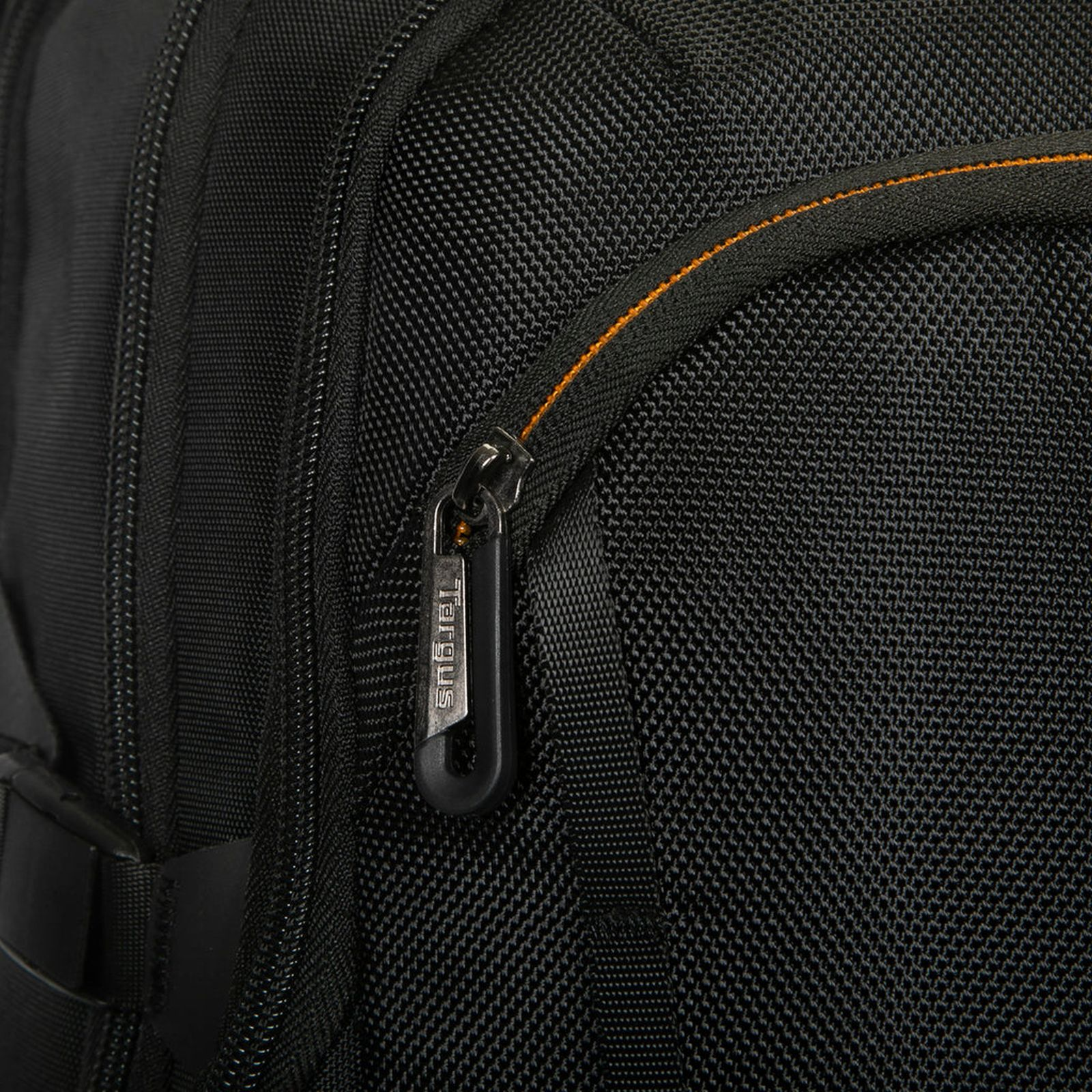 Nahaufnahme eines schwarzen Targus-Rucksacks mit Reißverschluss und orangen Nähten.
