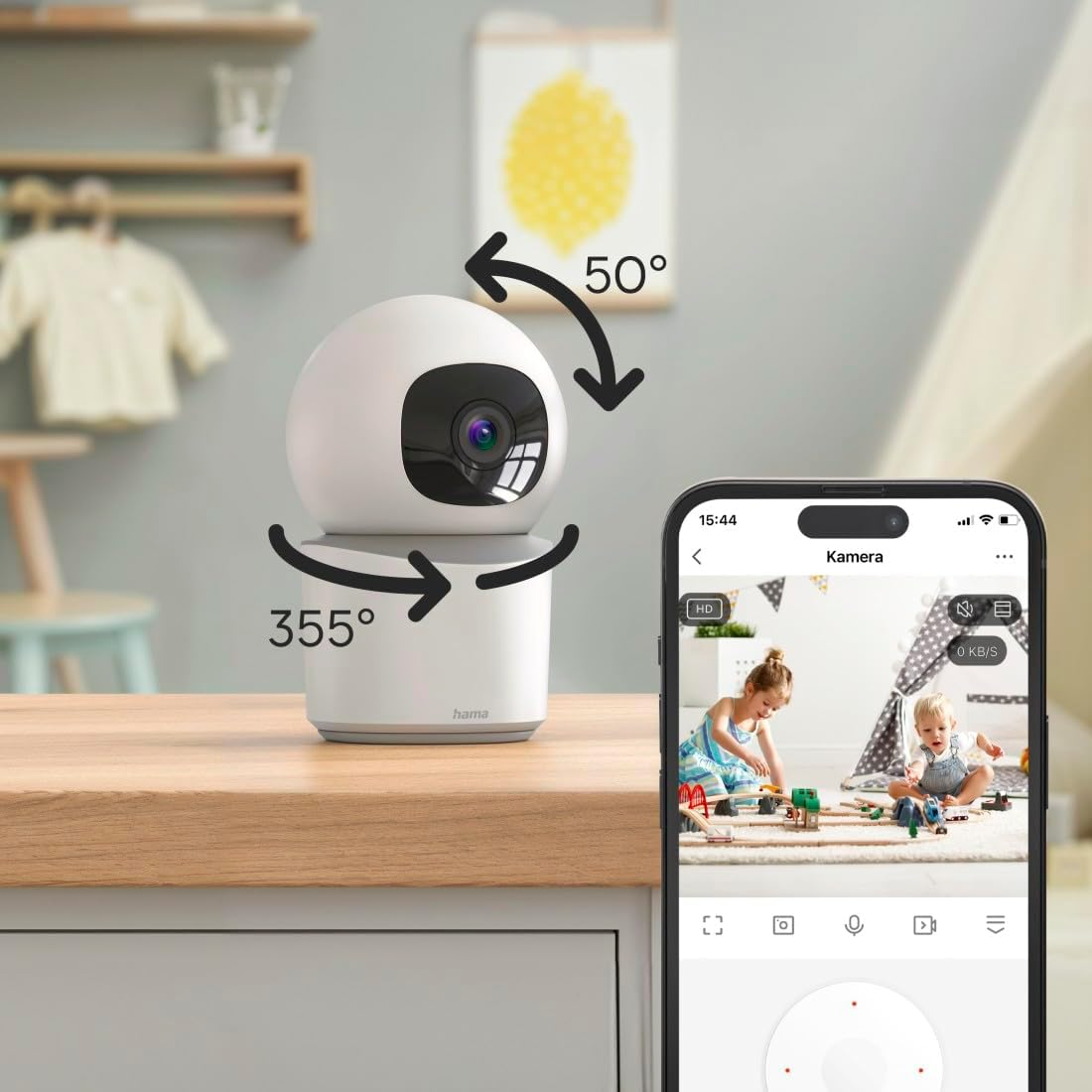 Weiße Überwachungskamera mit Drehpfeilen neben Smartphone, das Kinder beim Spielen zeigt.