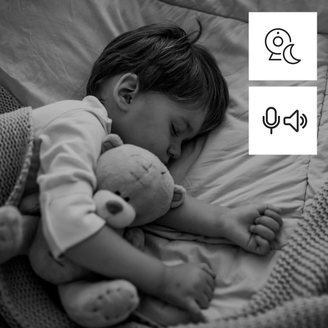 Ein Kind schläft friedlich und umarmt einen Teddybär, mit zwei Icon-Overlays rechts in Schwarz-Weiß.