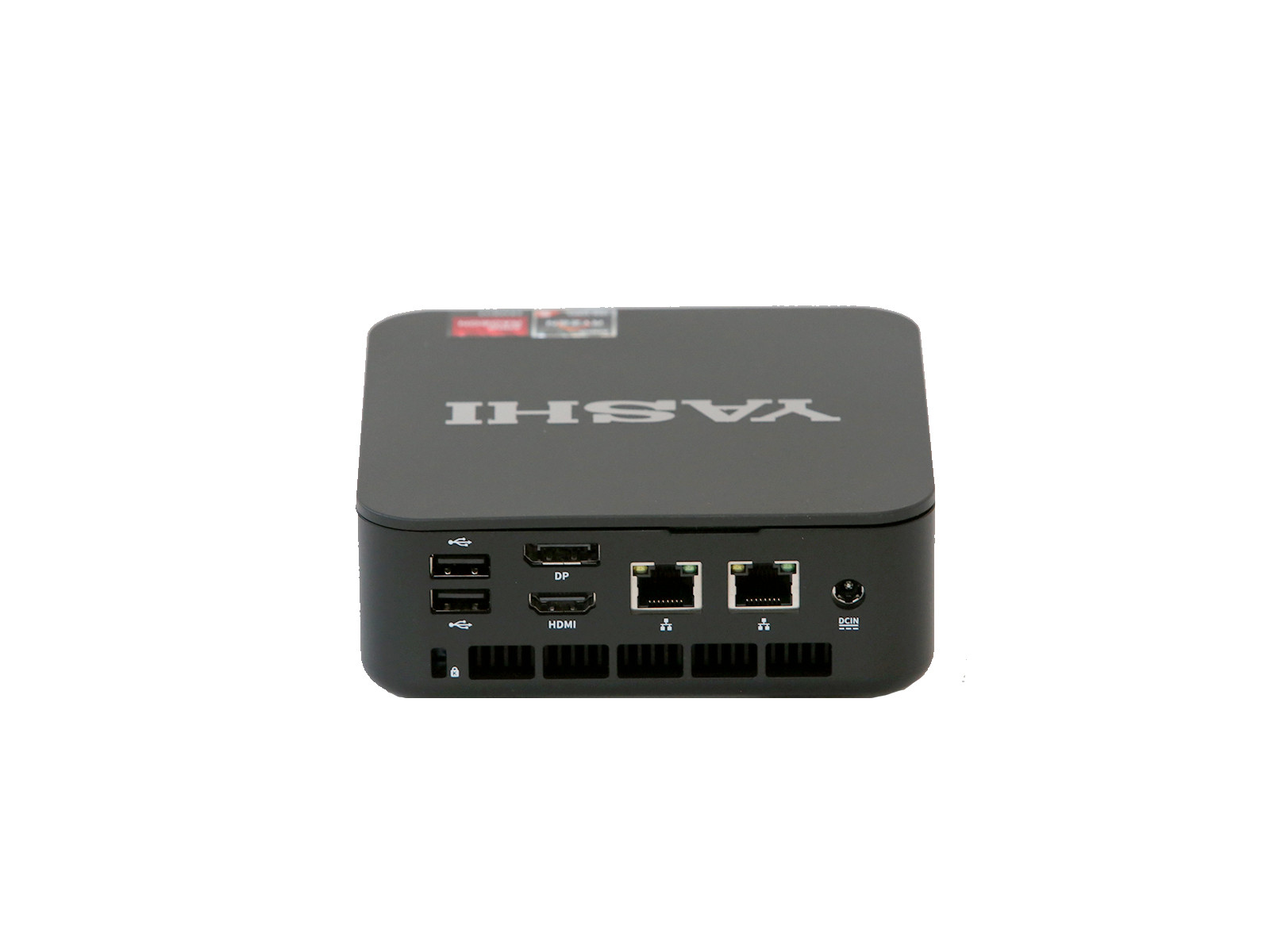 Un mini PC nero con logo Yashi, porte USB, HDMI, DP, Ethernet e ingresso di alimentazione sul pannello posteriore.