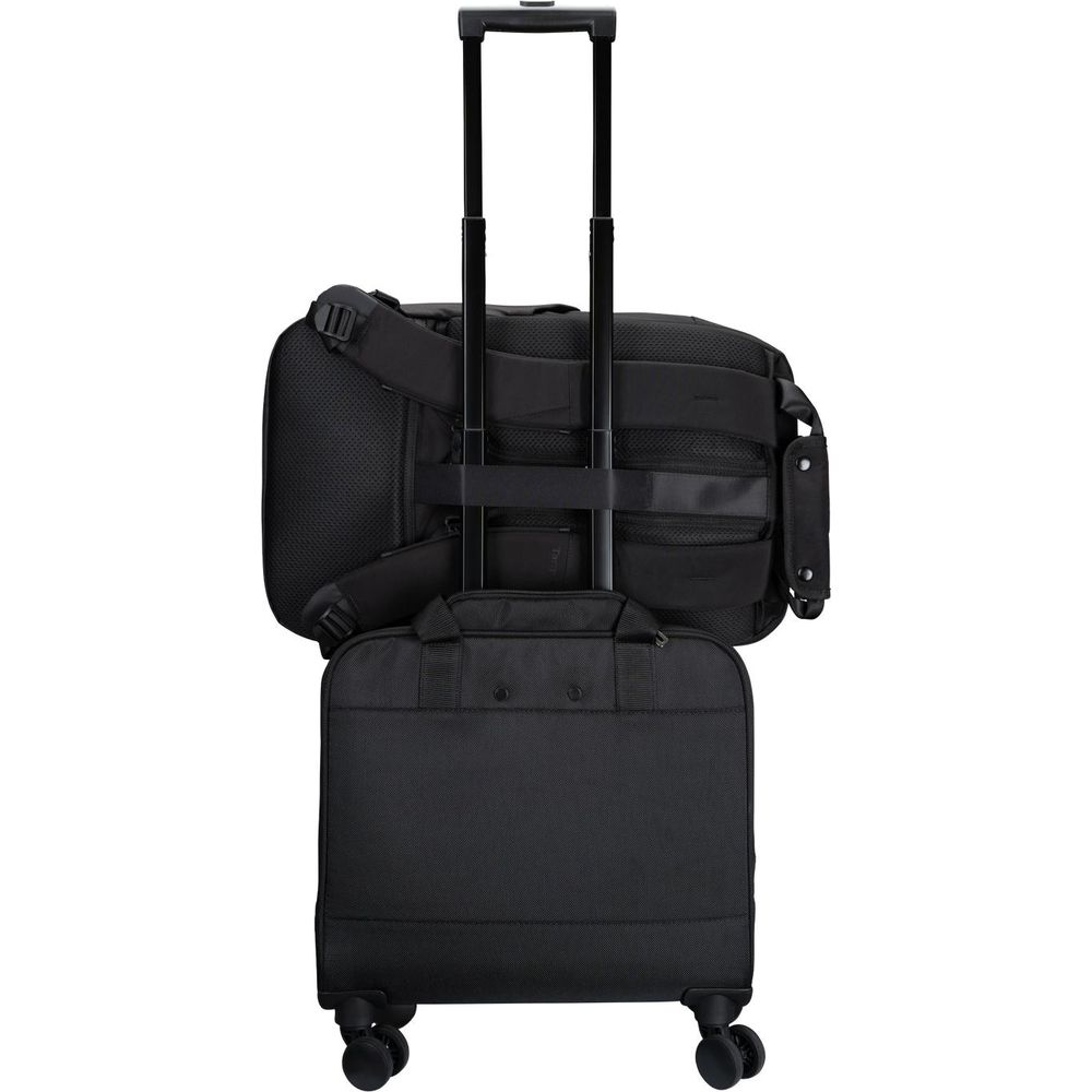 Ein schwarzer Rollkoffer mit ausziehbarem Griff und aufgestecktem Rucksack auf weißem Hintergrund.