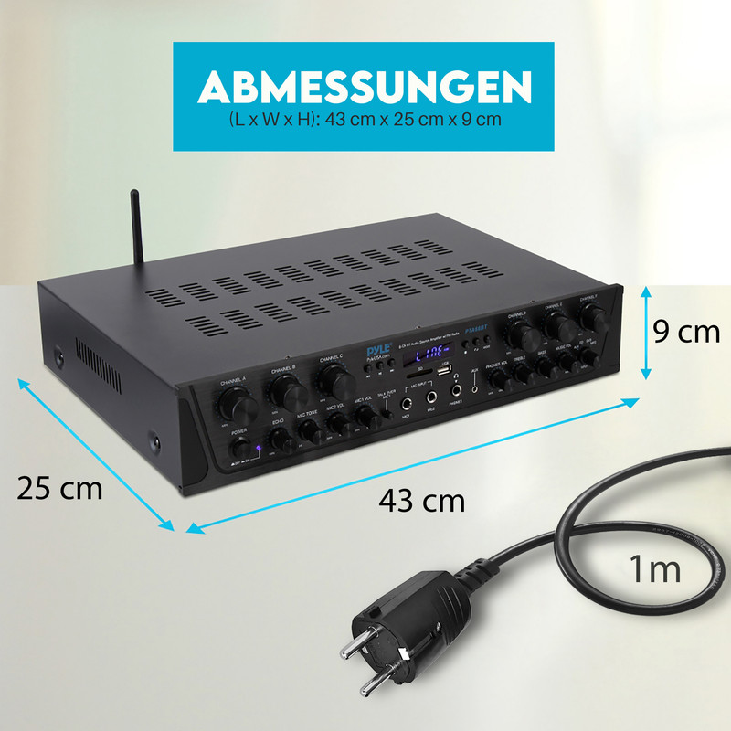 Ein schwarzer Audioverstärker mit Maßen von 43x25x9 cm und einem Netzkabel mit Stecker.