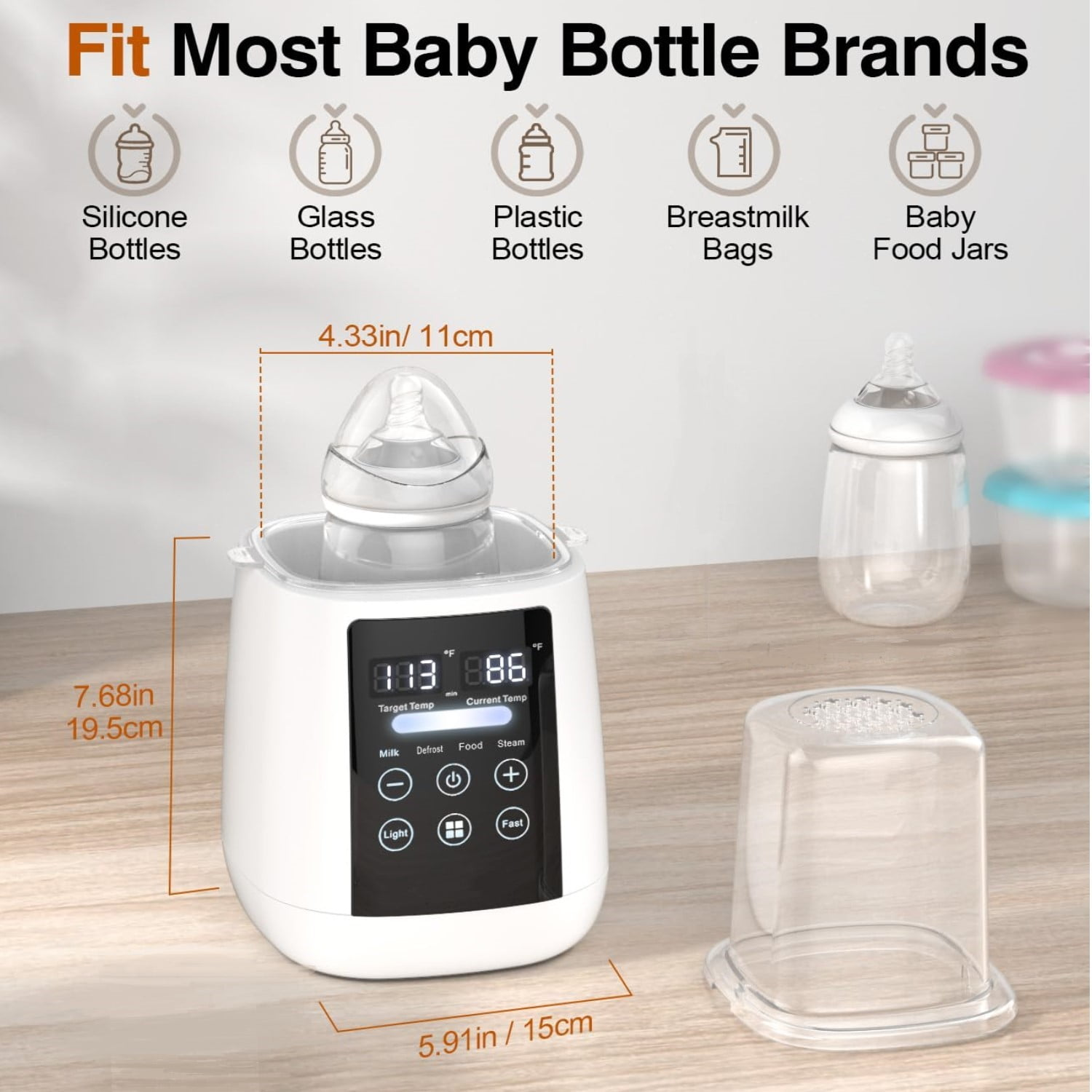 Ein weißer Babyflaschenwärmer mit digitalem Display und Maßen steht auf einem Holztisch, umgeben von Flaschen.