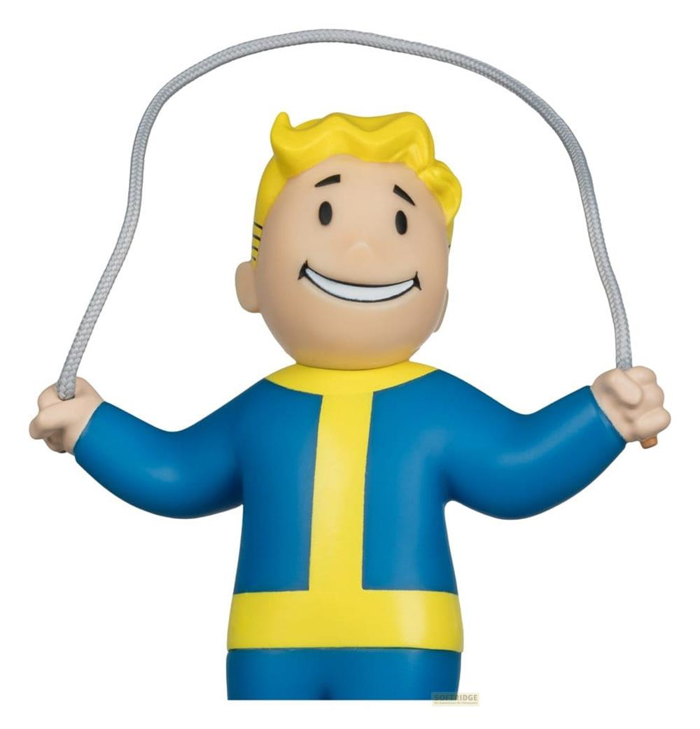 Vault Boy Figur im blau-gelben Jumpsuit springt Seil mit grauem Seil vor weißem Hintergrund.