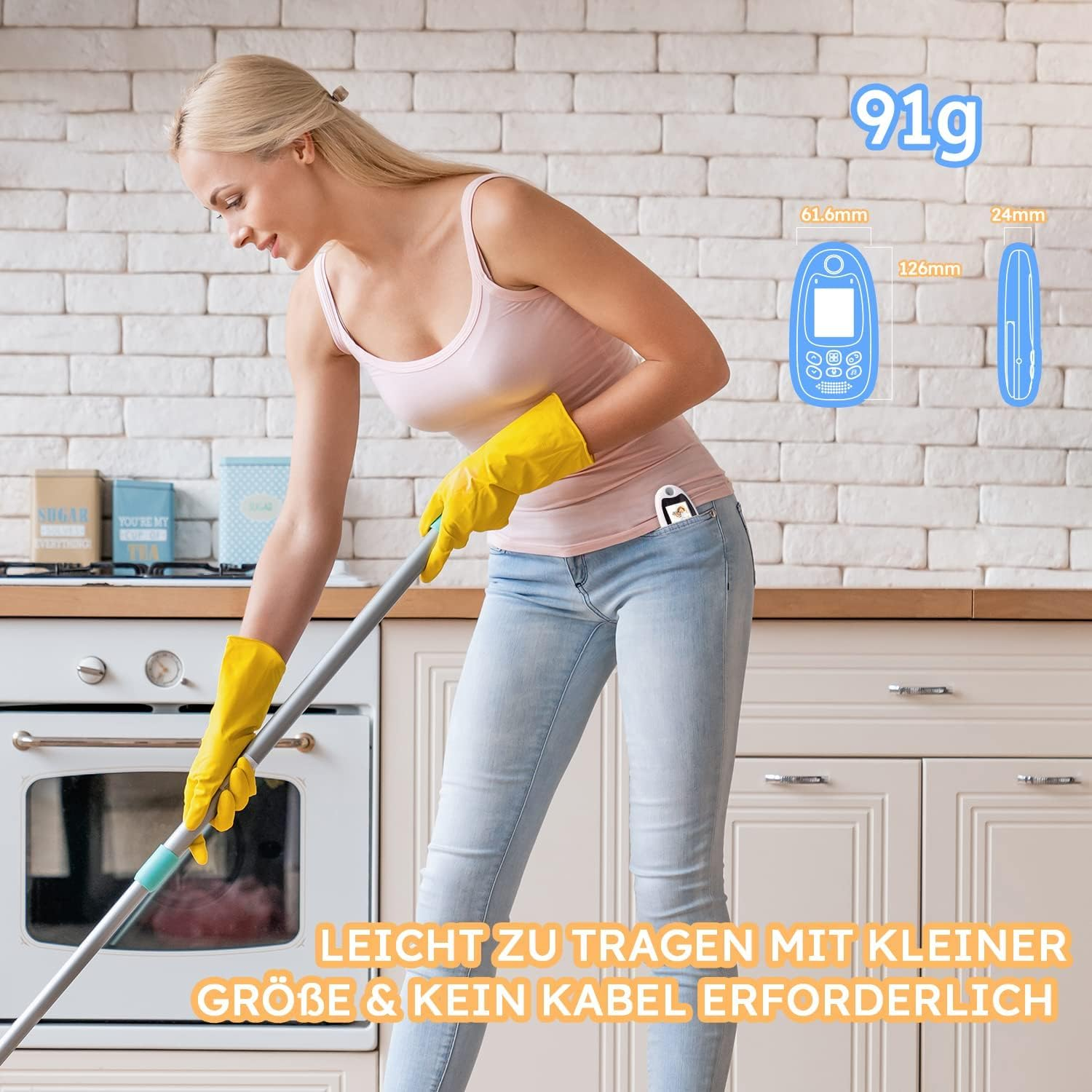 Frau mit gelben Handschuhen wischt den Boden in einer Küche, mit kleinen Grafiken eines Mini-Telefons.
