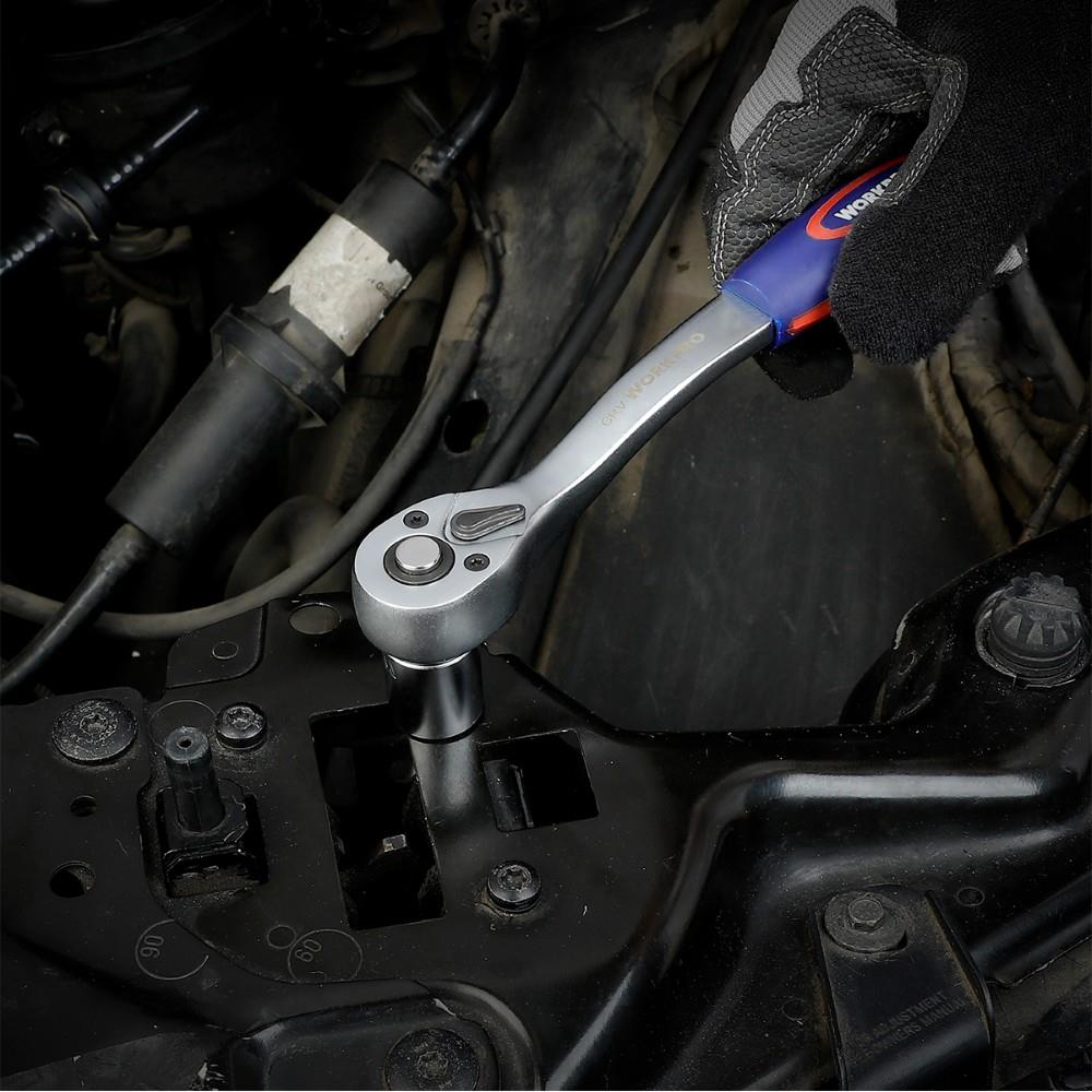 Eldivenli bir el, motor içindeki bir cıvatayı sıkmak için cırcır anahtarı kullanıyor.