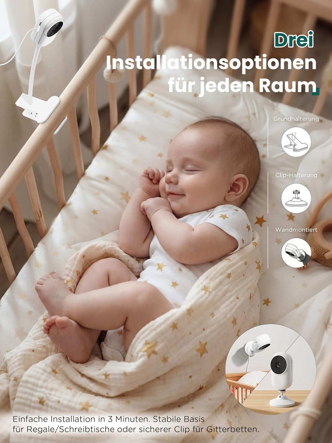Ein Baby schläft friedlich in einem Gitterbett mit Sternenmuster, neben einem Babyfon.