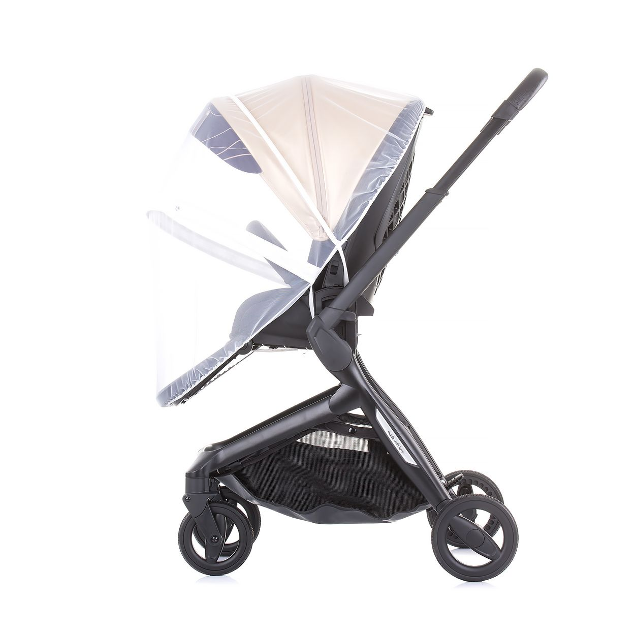 Ein schwarzer Kinderwagen mit beigem Verdeck und transparentem Moskitonetz auf weißem Hintergrund.