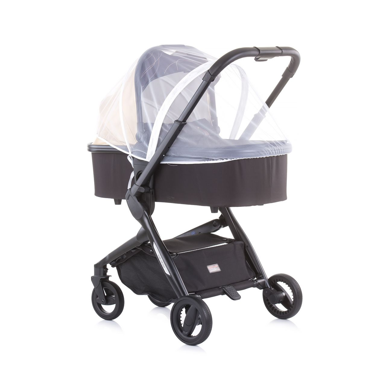 Ein schwarzer Kinderwagen mit einem weißen Moskitonetz auf weißem Hintergrund.