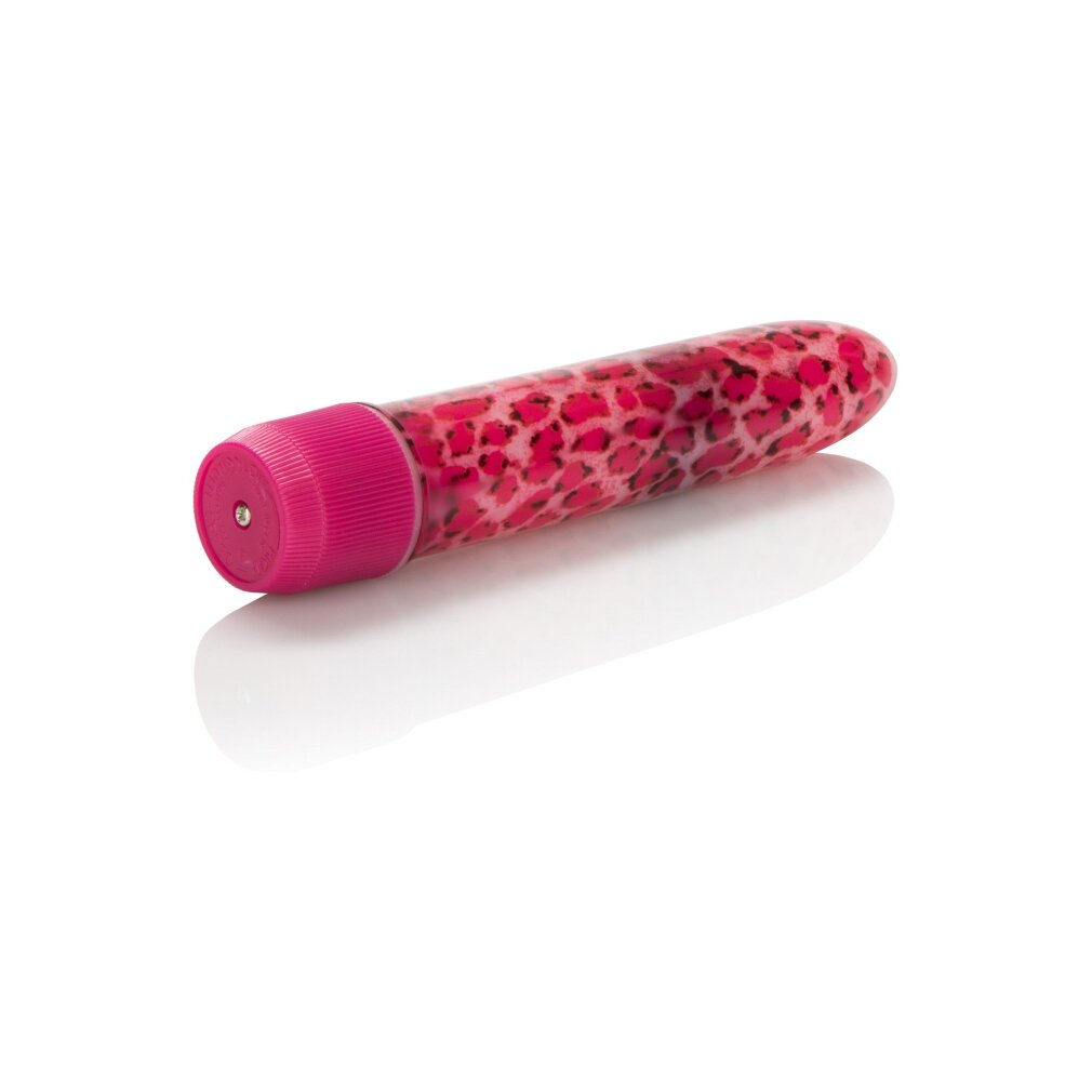 Ein rosa zylindrischer Vibrator mit Tiermuster und gerippter Kappe liegt horizontal auf einer weißen Oberfläche.