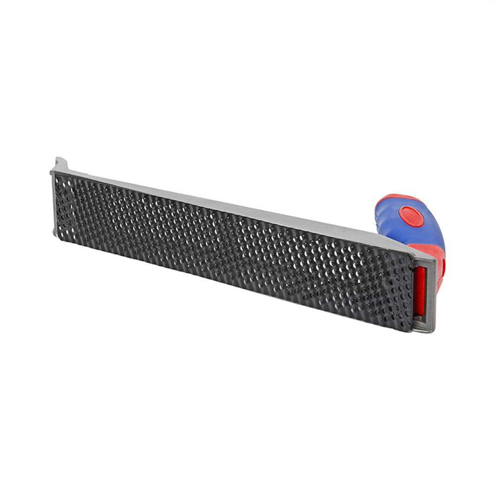 Beyaz arka planda dokulu zımpara yüzeyine ve mavi-kırmızı ergonomik sapa sahip metal bir törpü aleti.
