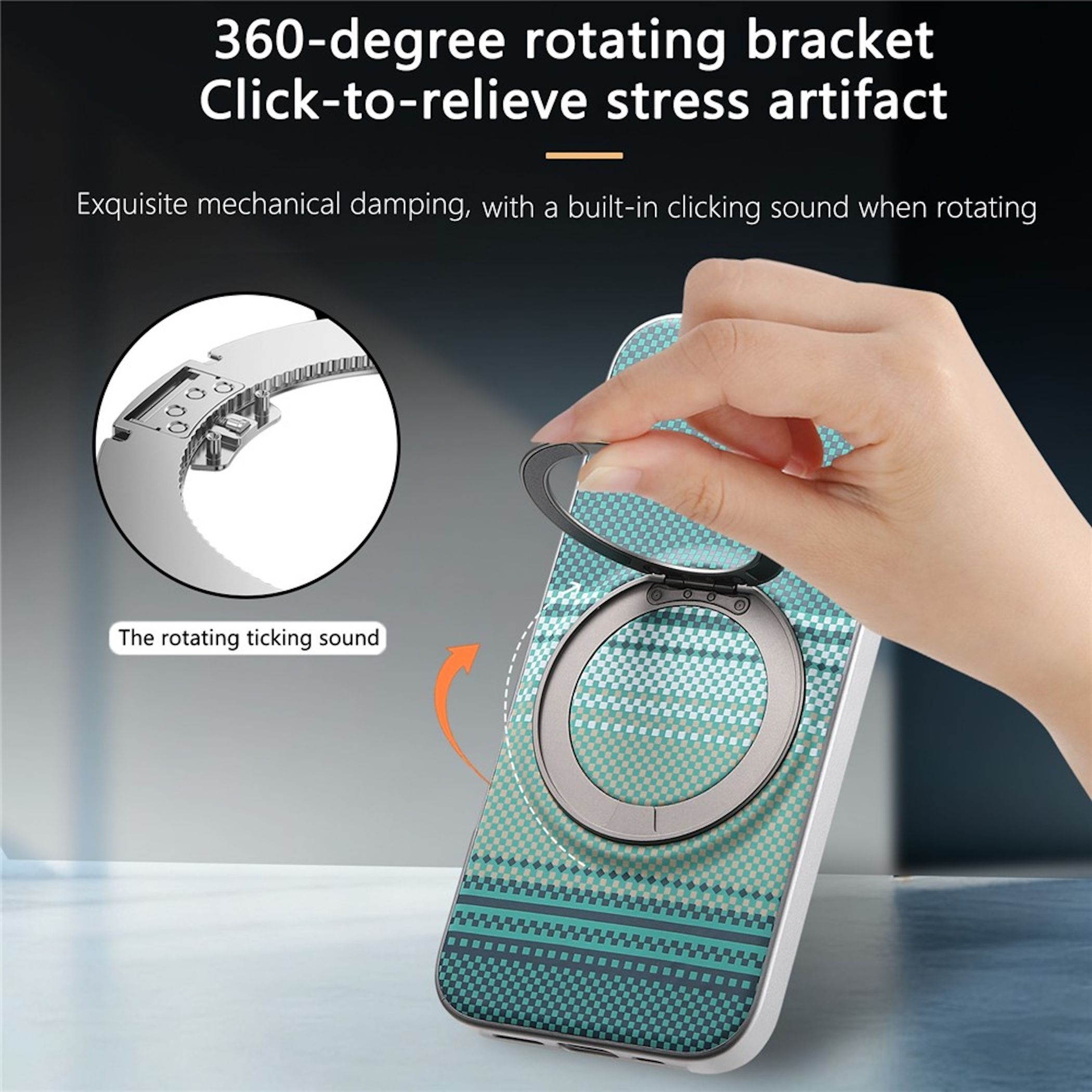 Hand hält einen 360-Grad-Drehring auf einer teal-karierten Handyhülle mit Zoom-In-Detail.