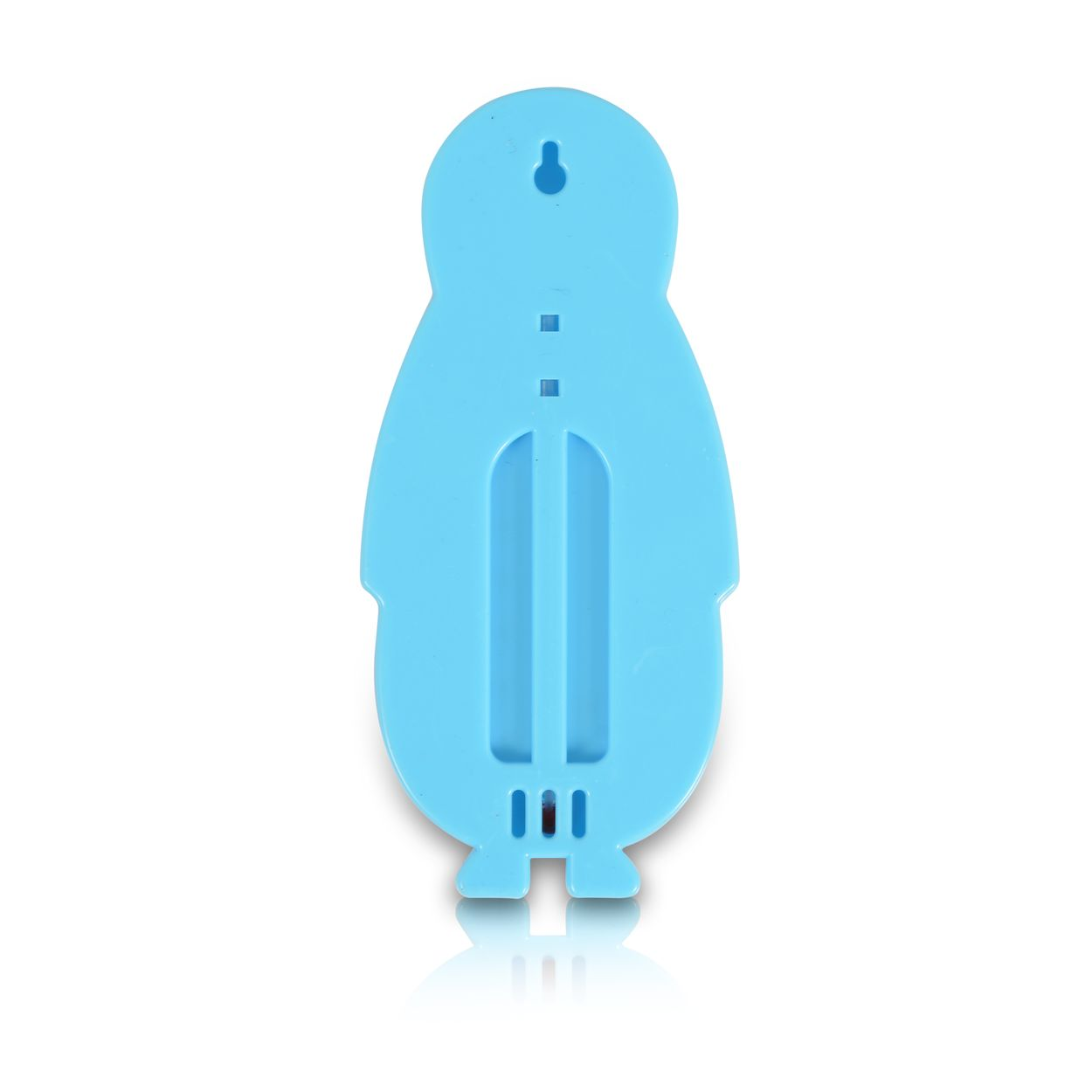 Rückansicht eines blauen Kunststoff-Pinguins mit Schlitzen und Aufhängeloch auf weißem Grund.