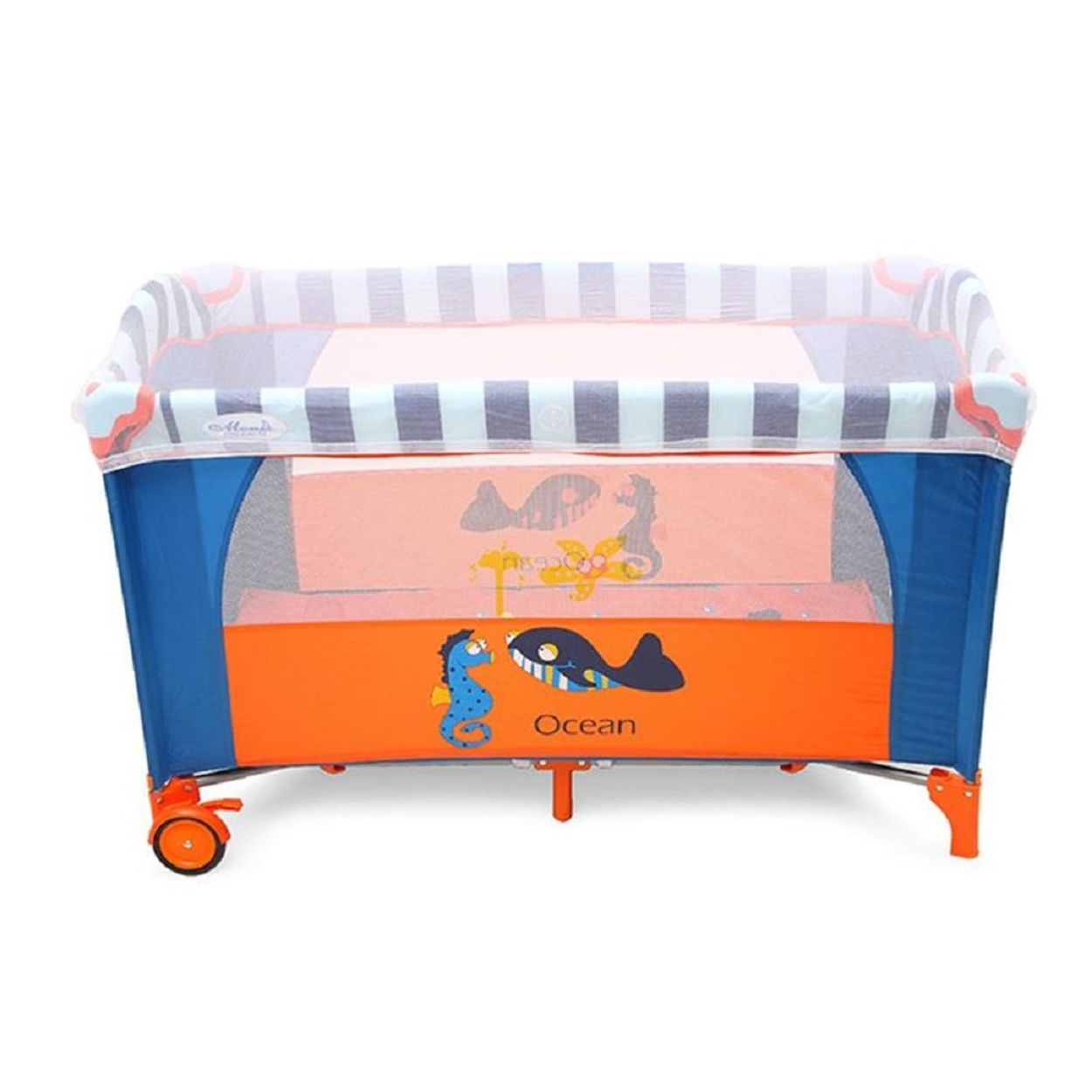 Ein blau-orangefarbenes Babyreisebett mit Ozeanmotiven und Netzabdeckung.