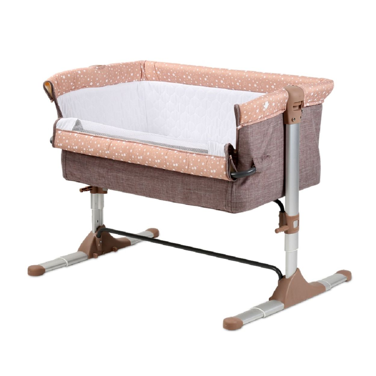 Ein braunes Babybett mit rosa Muster und verstellbaren Metallbeinen vor weißem Hintergrund.