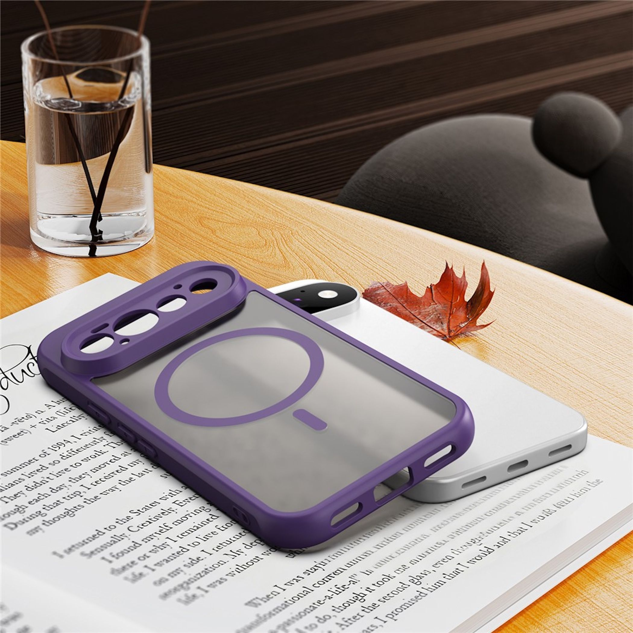 Eine violette Handyhülle liegt mit einem Smartphone auf einem Buch auf einem Holztisch, neben einem Wasserglas.