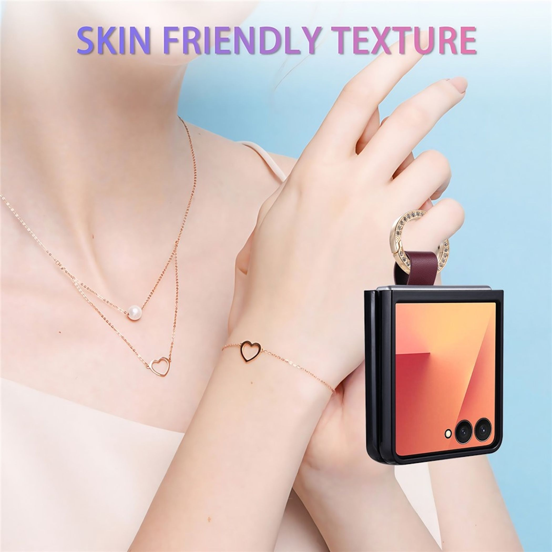 Person hält ein faltbares Smartphone an einem Ringetui, trägt Halsketten und ein Armband.