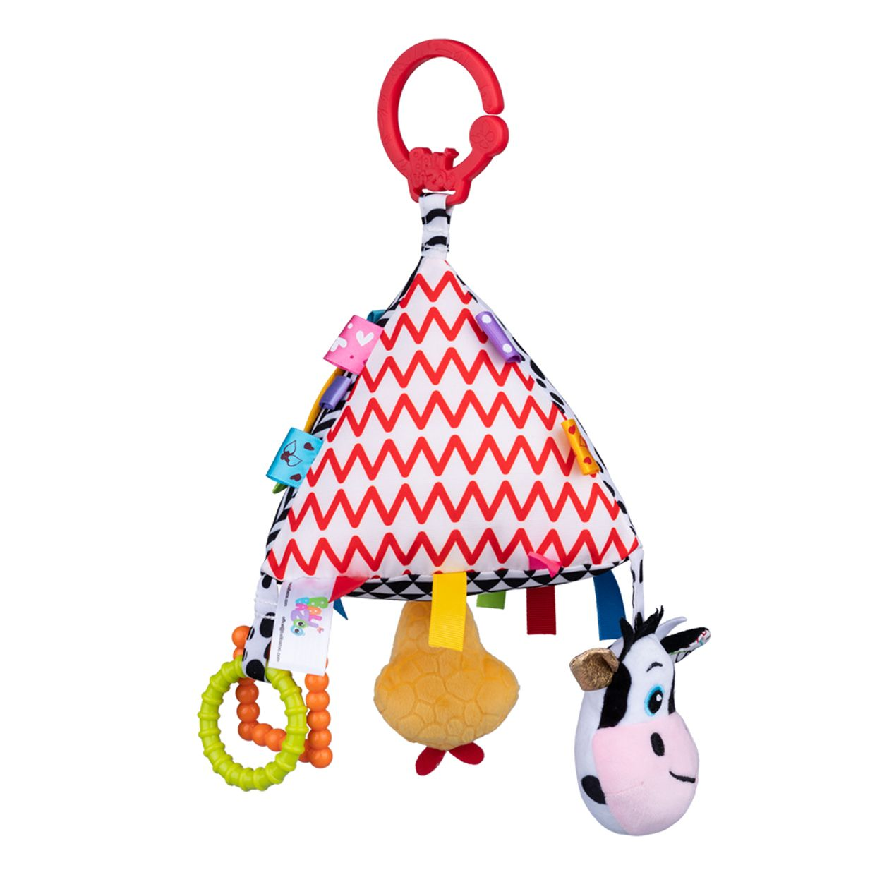 Ein rot-weiß gezacktes Dreiecks-Babyspielzeug mit Hängeelementen, Rasselring und Plüschkuh auf weißem Hintergrund.