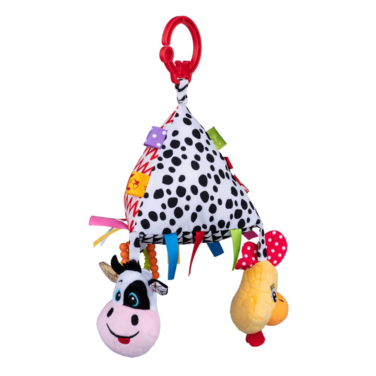 Ein hängendes Babyspielzeug mit Kuh- und Kükenplüsch, bunten Bändern und einem roten Ring vor weißem Hintergrund.