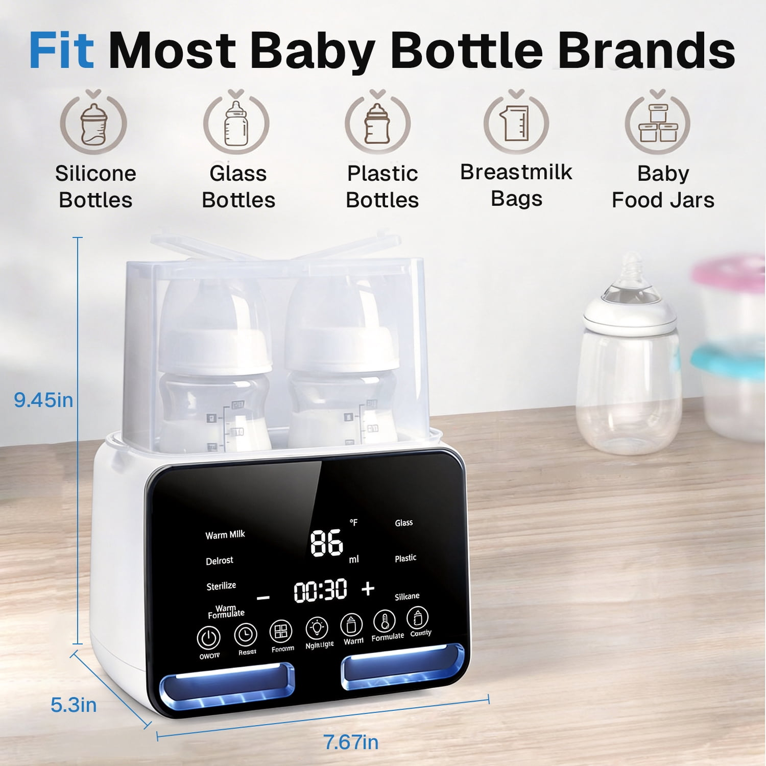 Ein weißer Babyflaschenwärmer mit digitalem Display und zwei Flaschen steht auf einem Holztisch.