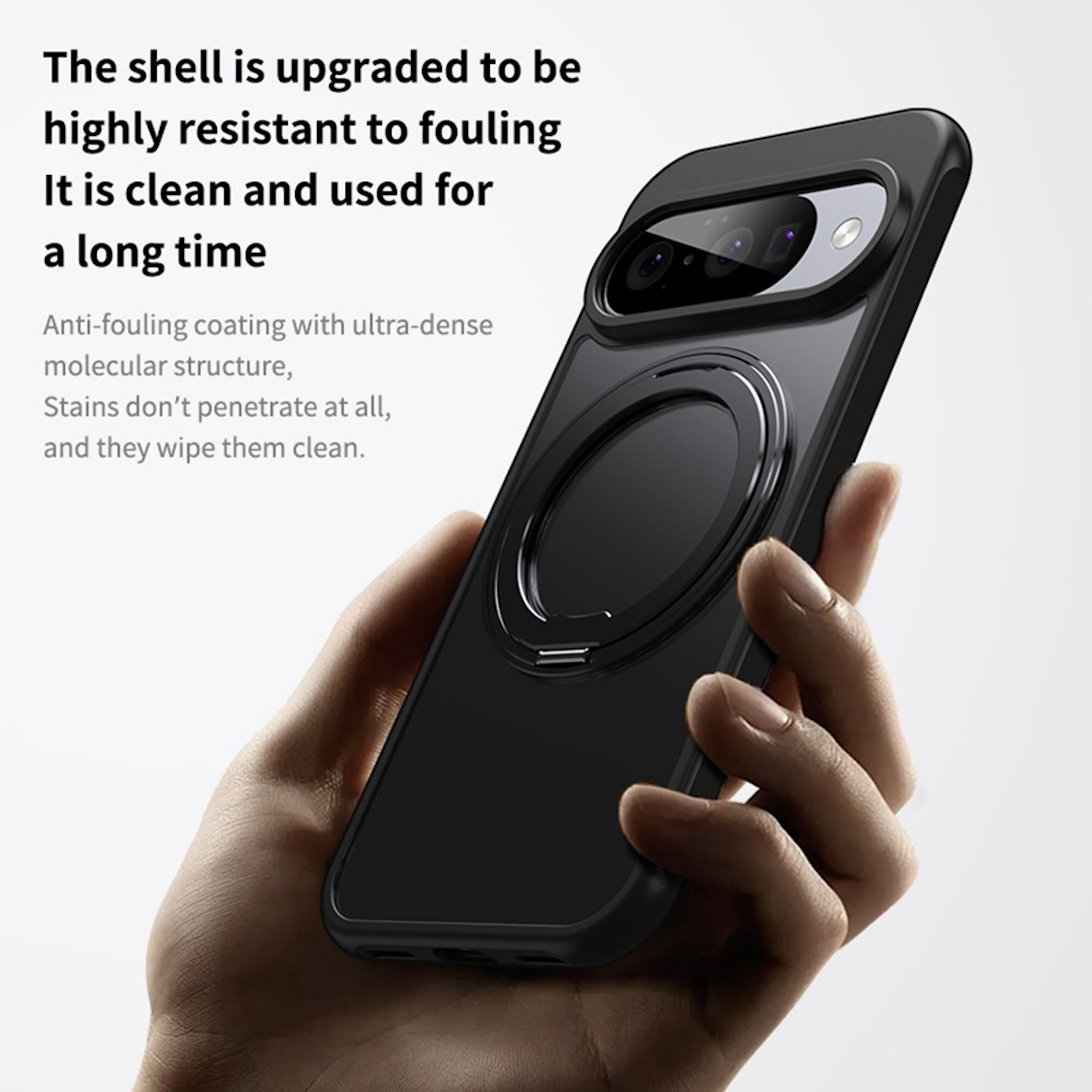 Eine Hand hält ein schwarzes Smartphone mit einer Anti-Fouling-Schutzhülle und Kameras auf der Rückseite.