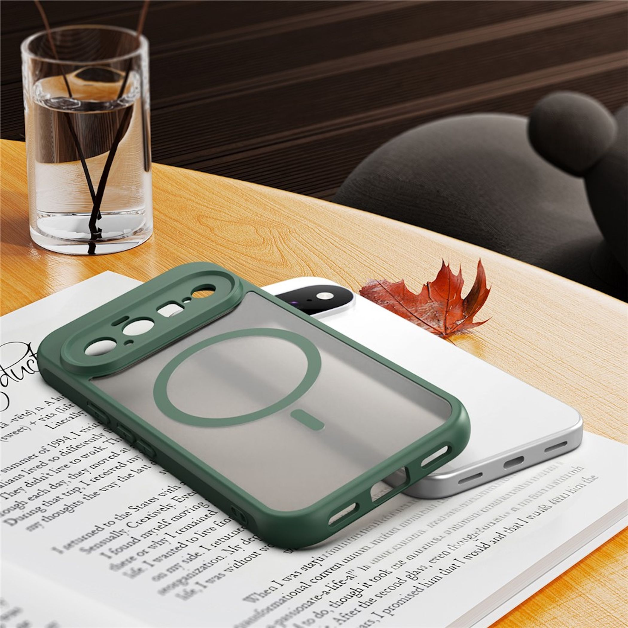 Grüne Handyhülle auf einem Smartphone, das auf einem Buch auf einem Holztisch neben einem Wasserglas liegt.