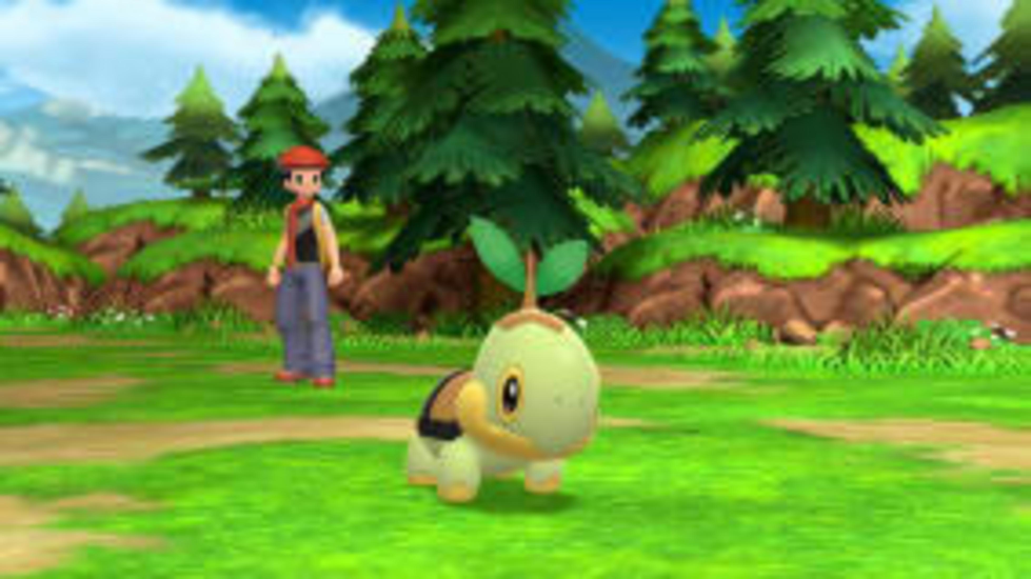 Ein junges grünes Turtwig-Pokémon steht im Gras, während ein Trainer im Hintergrund zusieht.