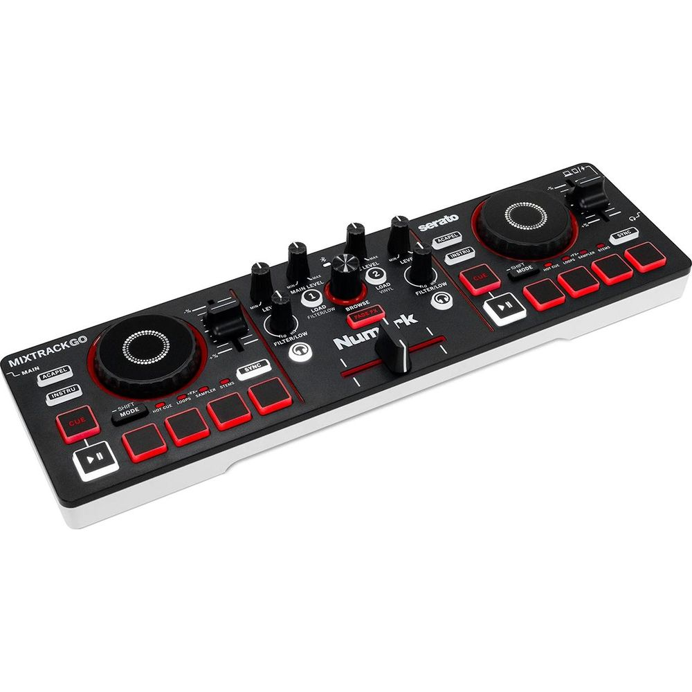 Ein schwarzer Numark Mixtrack Go DJ-Controller auf weißer Oberfläche mit Jogwheels, Reglern und roten Performance-Pads.