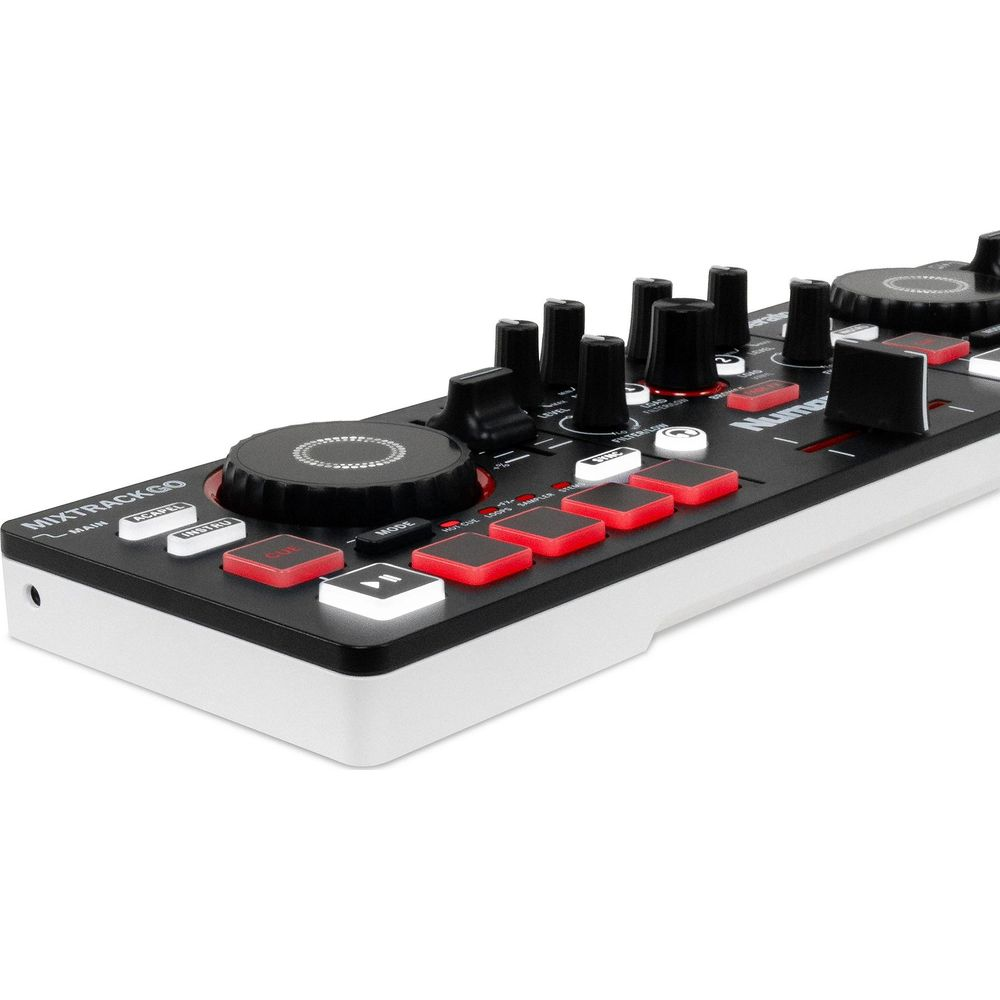 Ein DJ-Controller mit schwarzen und weißen Tasten sowie roten Leuchttasten auf weißem Sockel vor weißem Hintergrund.